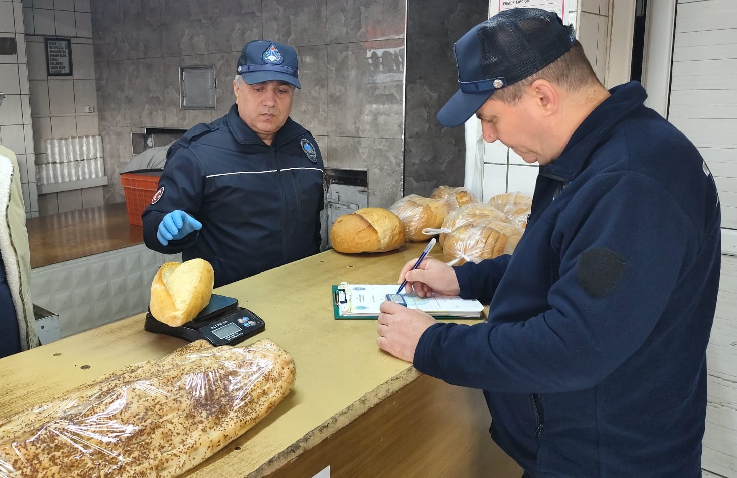 ZABITA EKİPLERİNDEN FIRIN VE MARKETLERE SIKI DENETİM