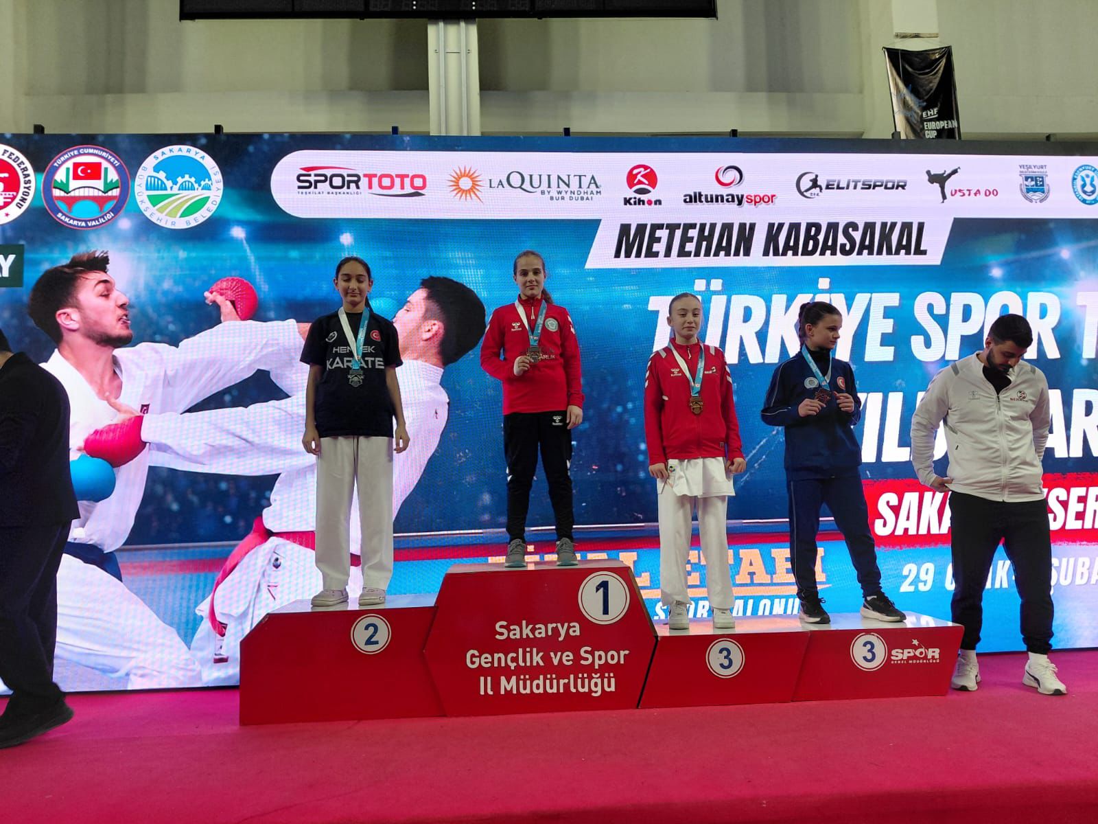 Hendek Olimpik Spor kulübü şampiyonayı 16 Madalya ile tamamladı