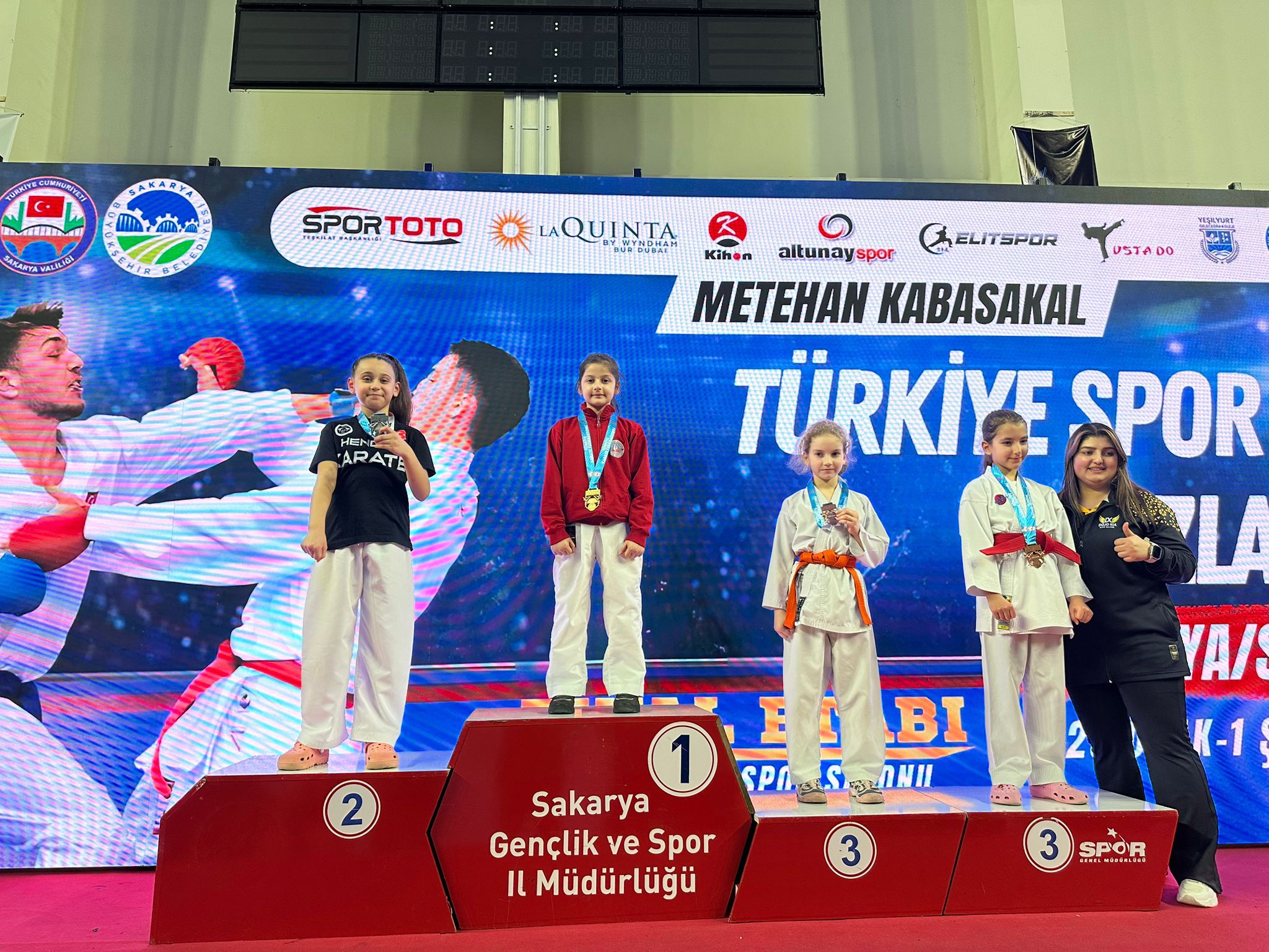 Hendek Olimpik Spor kulübü şampiyonayı 16 Madalya ile tamamladı