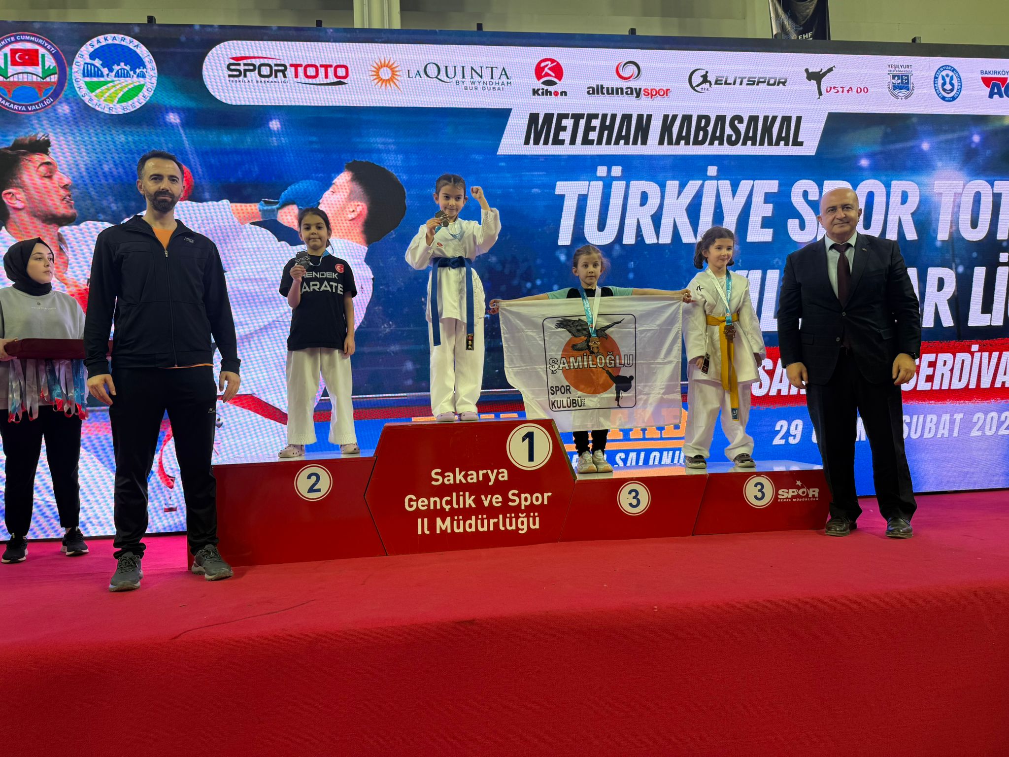 Hendek Olimpik Spor kulübü şampiyonayı 16 Madalya ile tamamladı