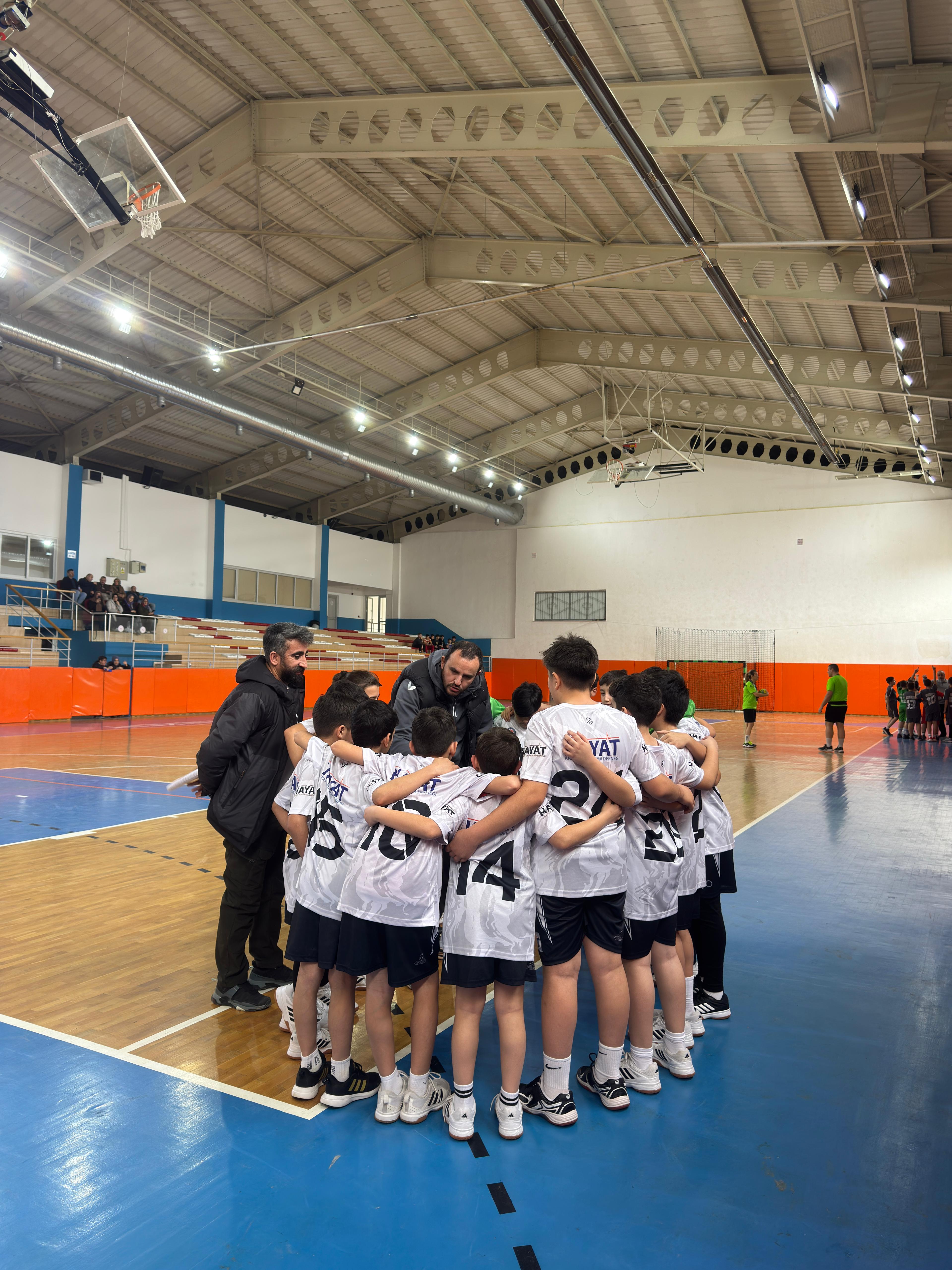 Şehit Mahmutbey Ortaokulu hentbol takımı farklı kazandı