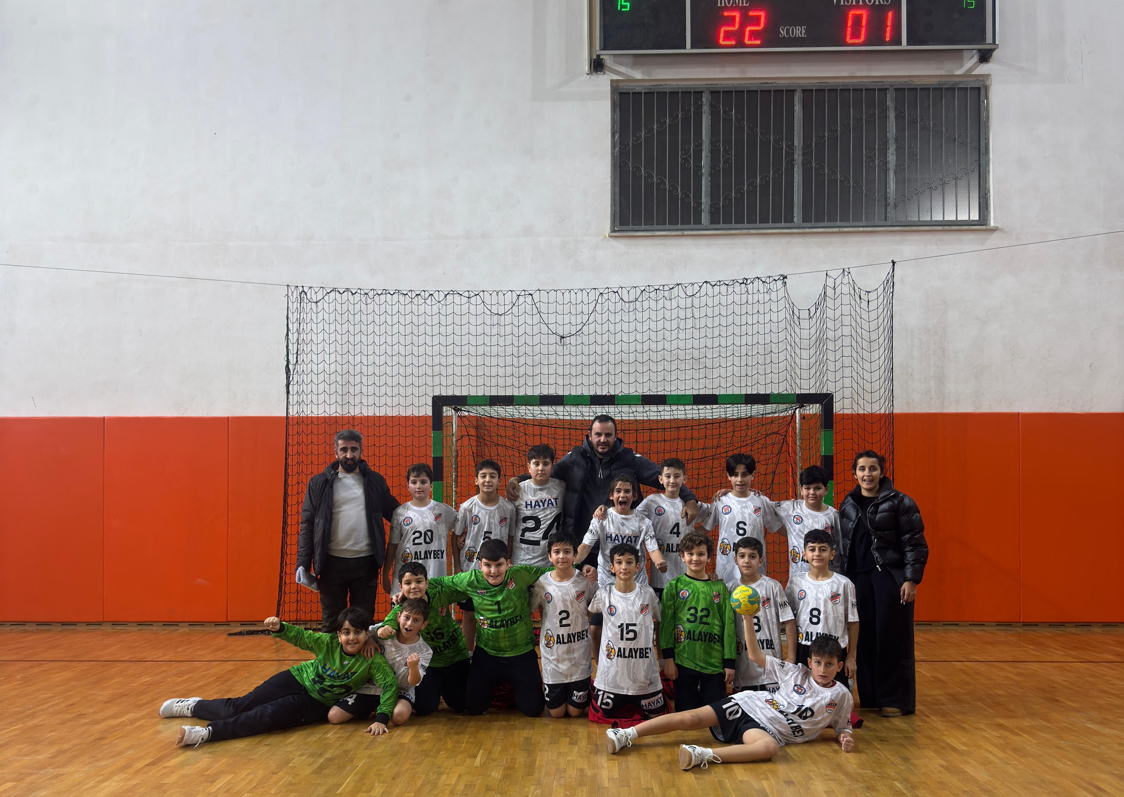 Şehit Mahmutbey Ortaokulu hentbol takımı farklı kazandı