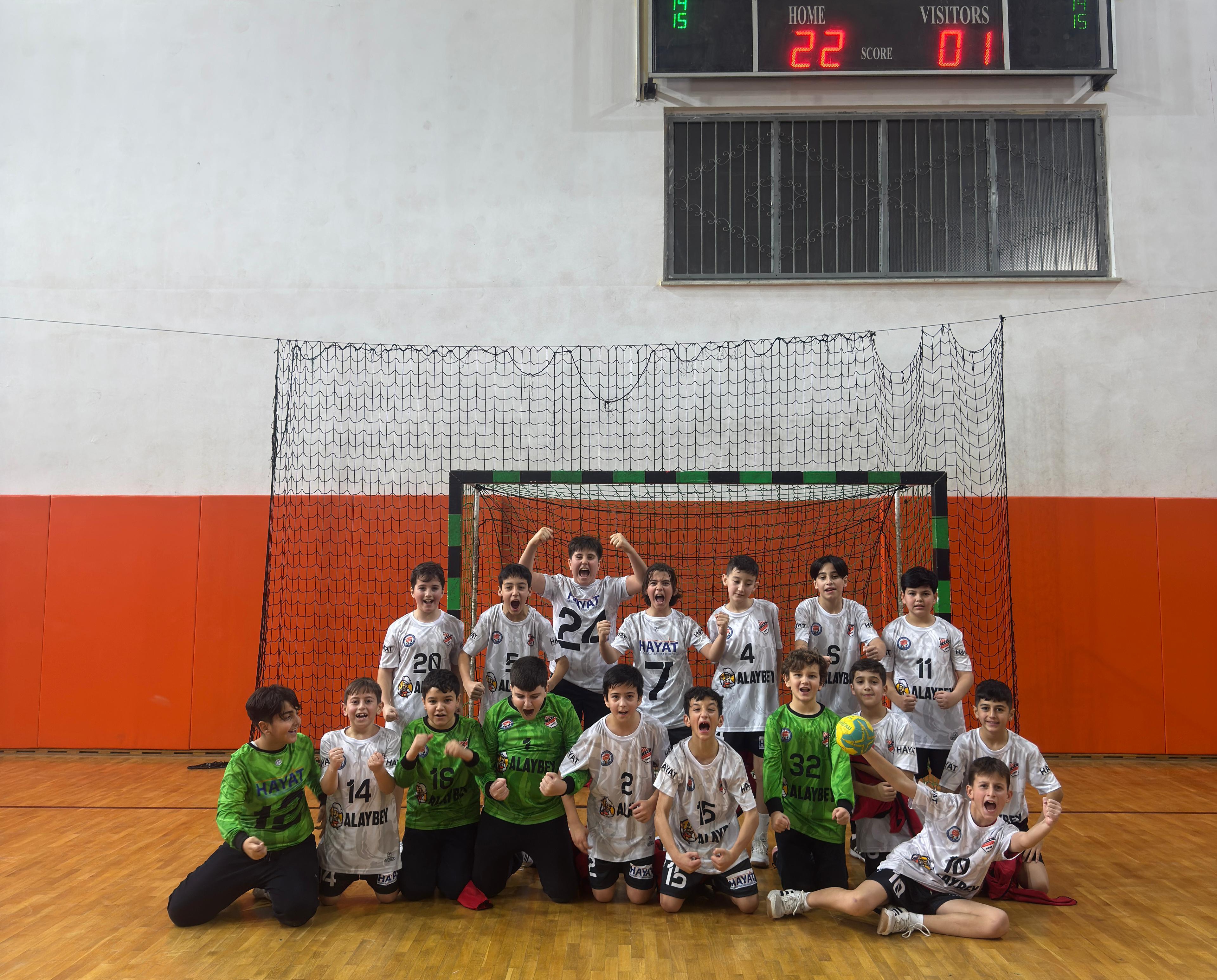 Şehit Mahmutbey Ortaokulu hentbol takımı farklı kazandı