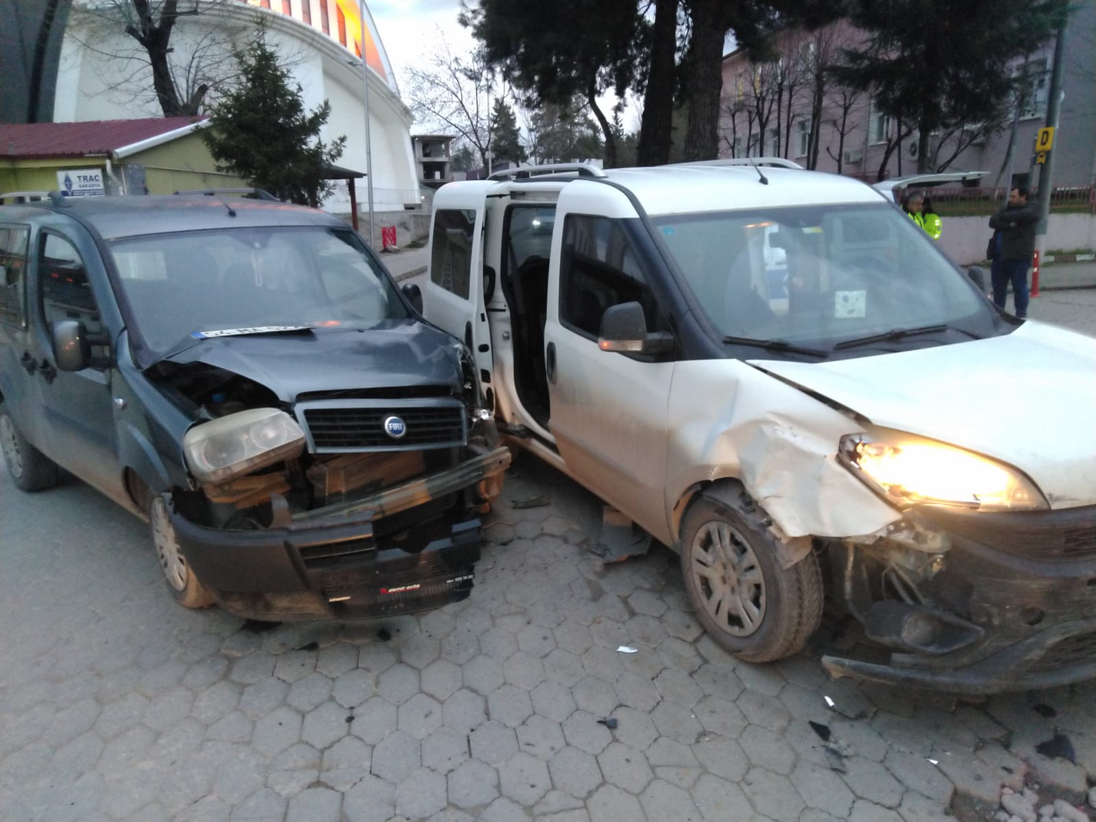 İki araç çarpıştı, iki hafif yaralı