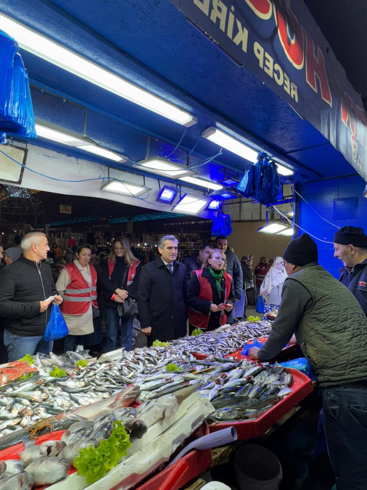 CHP Heyeti Pazaryerinde esnaf ve vatandaşlarla buluştu