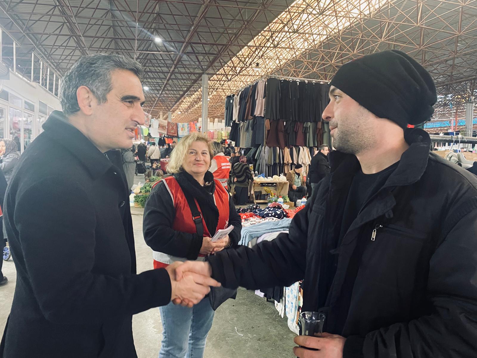 CHP Heyeti Pazaryerinde esnaf ve vatandaşlarla buluştu