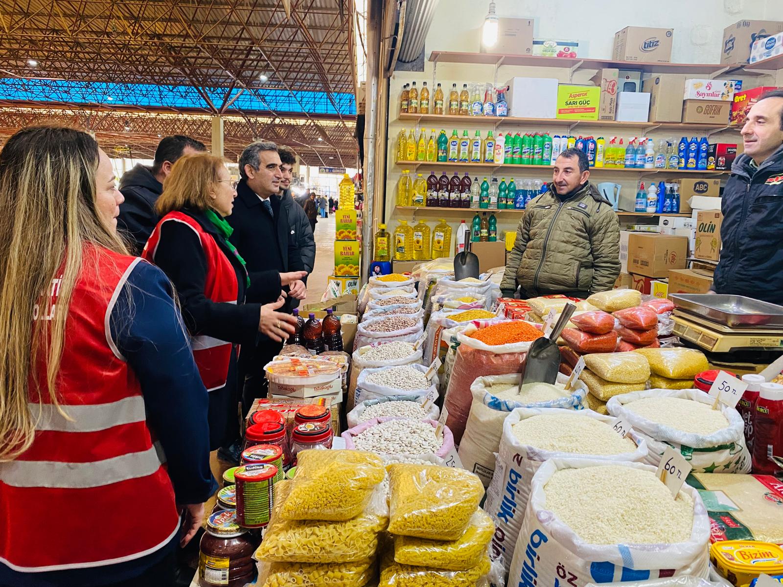 CHP Heyeti Pazaryerinde esnaf ve vatandaşlarla buluştu