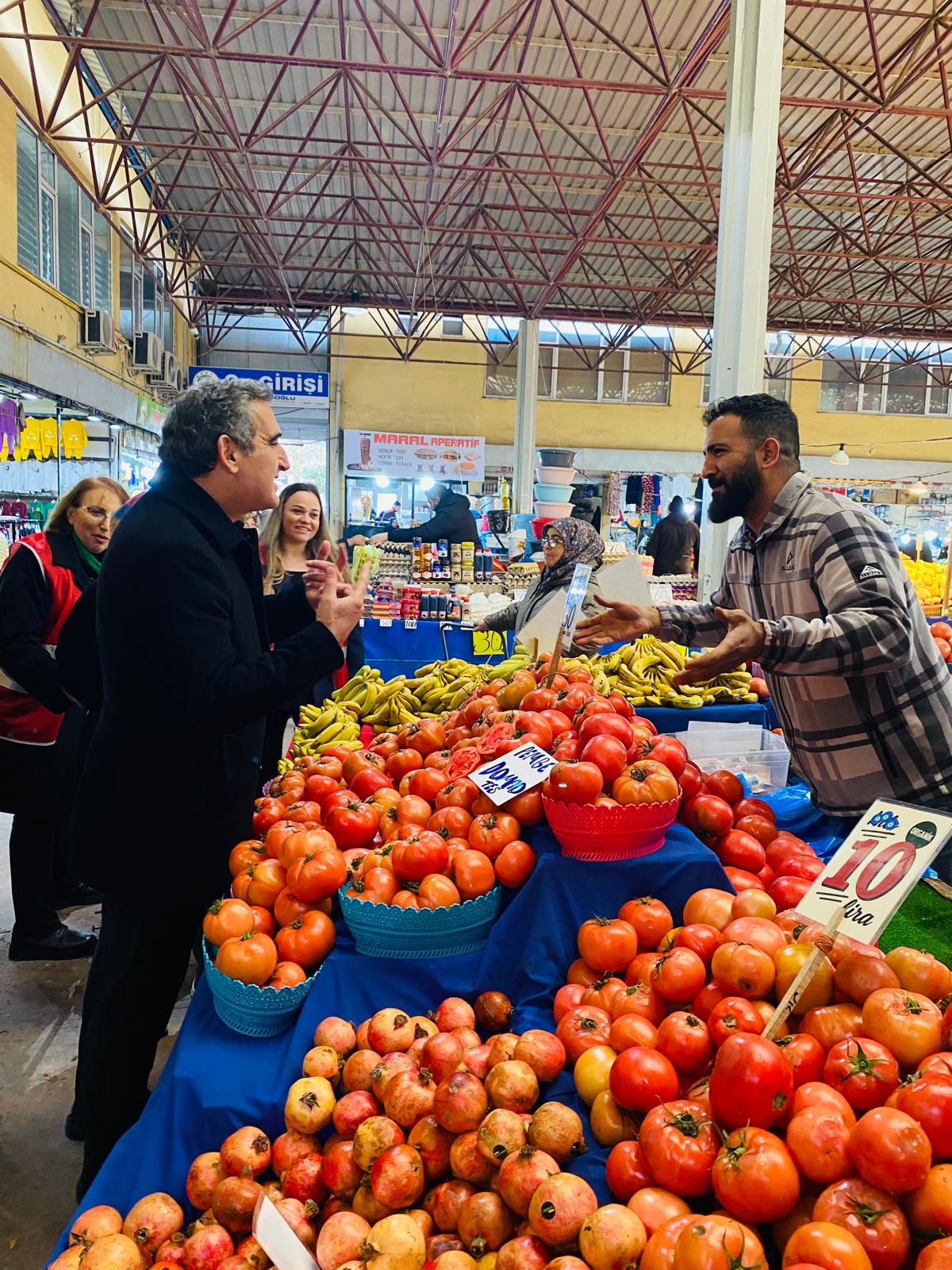 CHP Heyeti Pazaryerinde esnaf ve vatandaşlarla buluştu