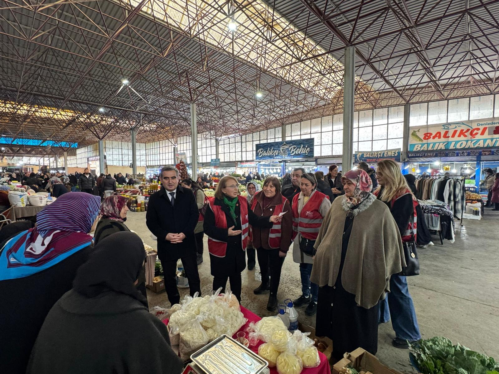 CHP Heyeti Pazaryerinde esnaf ve vatandaşlarla buluştu