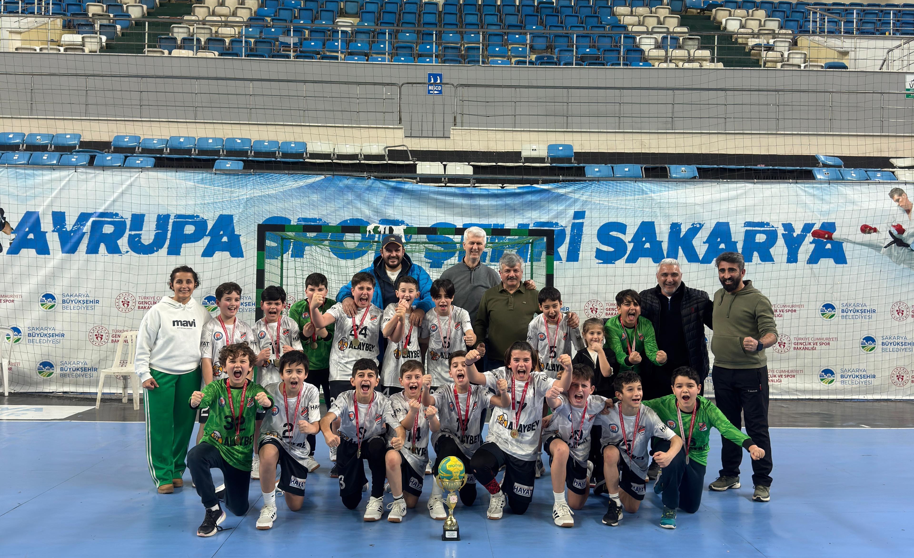 Gelenek Bozulmadı; Hendek Şehit Mahmut Bey Ortaokulu Yine Şampiyon