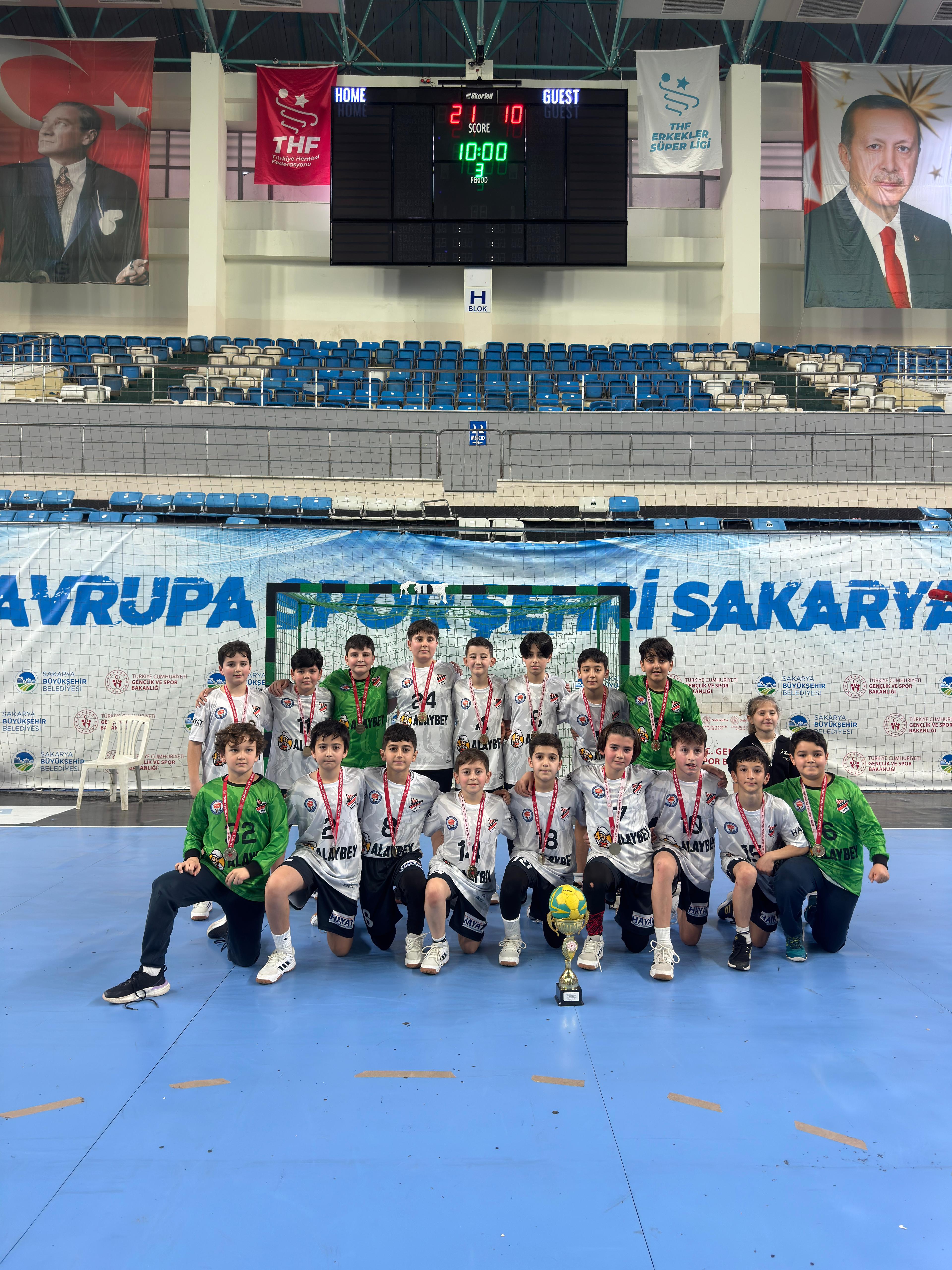 Gelenek Bozulmadı; Hendek Şehit Mahmut Bey Ortaokulu Yine Şampiyon