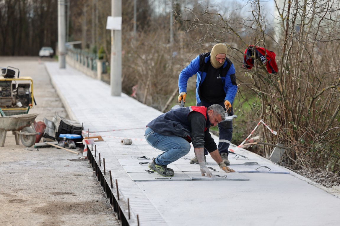 HENDEK BELEDİYESİNİN SAHA ÇALIŞMALARI SÜRÜYOR