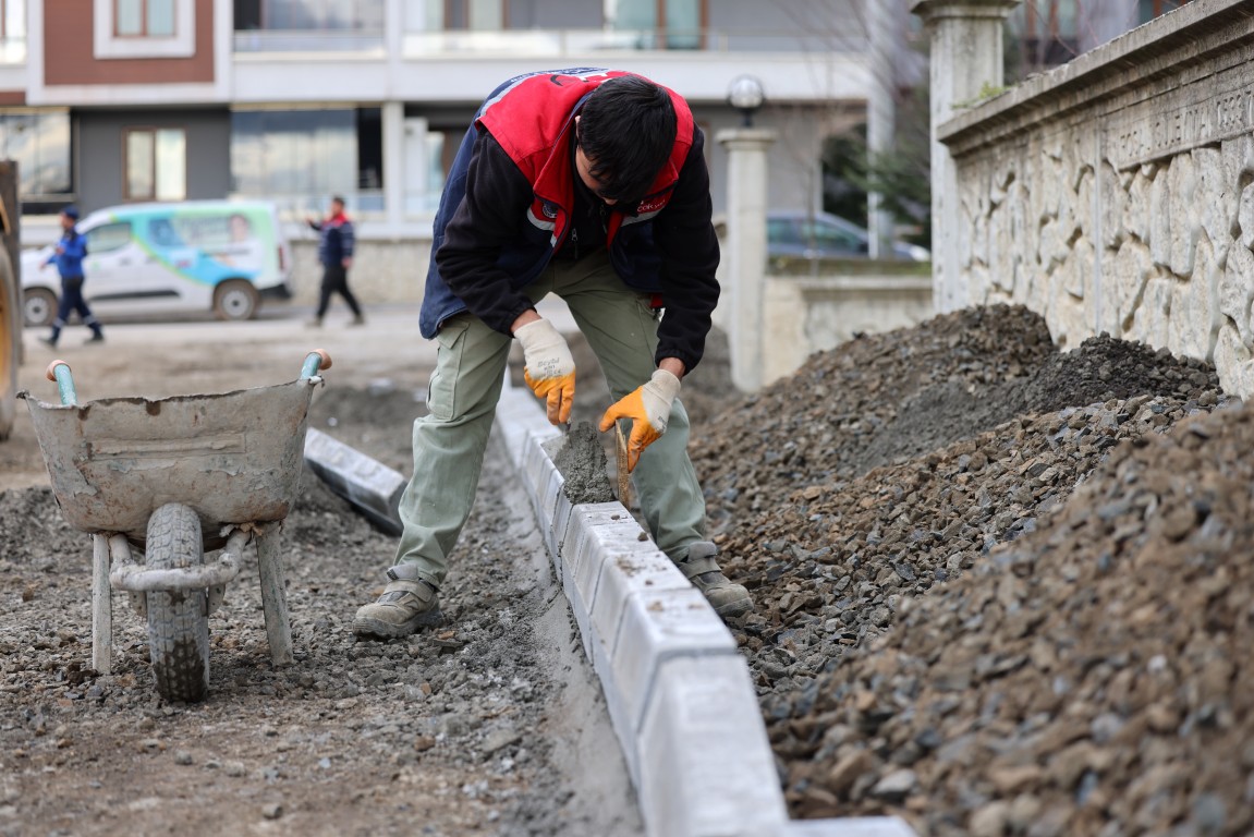 HENDEK BELEDİYESİNİN SAHA ÇALIŞMALARI SÜRÜYOR