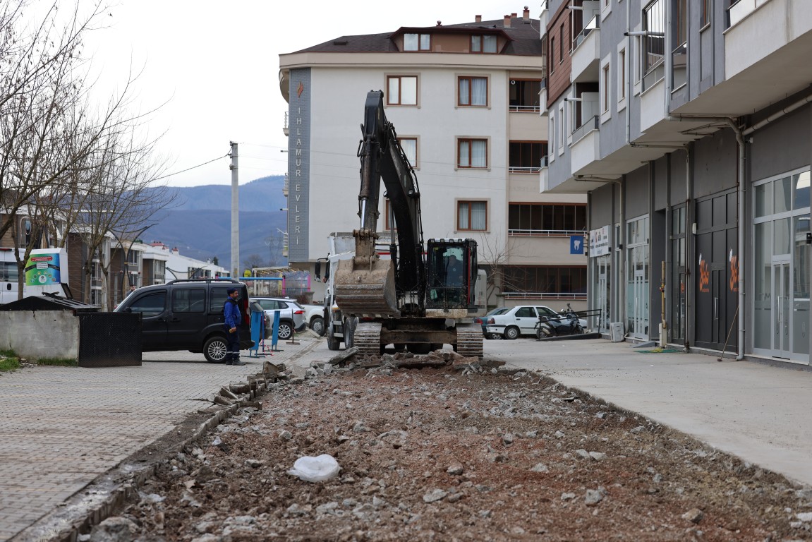 HENDEK BELEDİYESİNİN SAHA ÇALIŞMALARI SÜRÜYOR