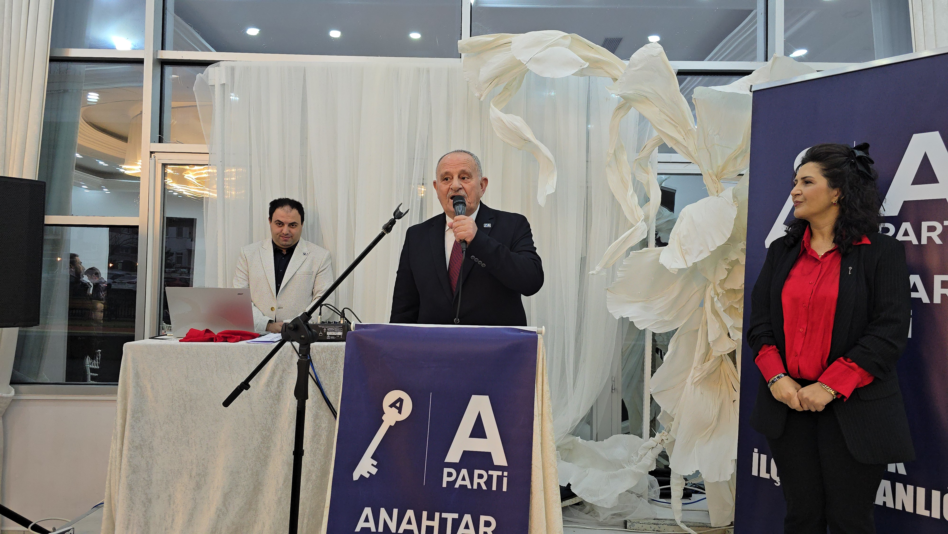 ANAHTAR PARTİ HENDEK’TE GÖVDE GÖSTERİSİ YAPTI