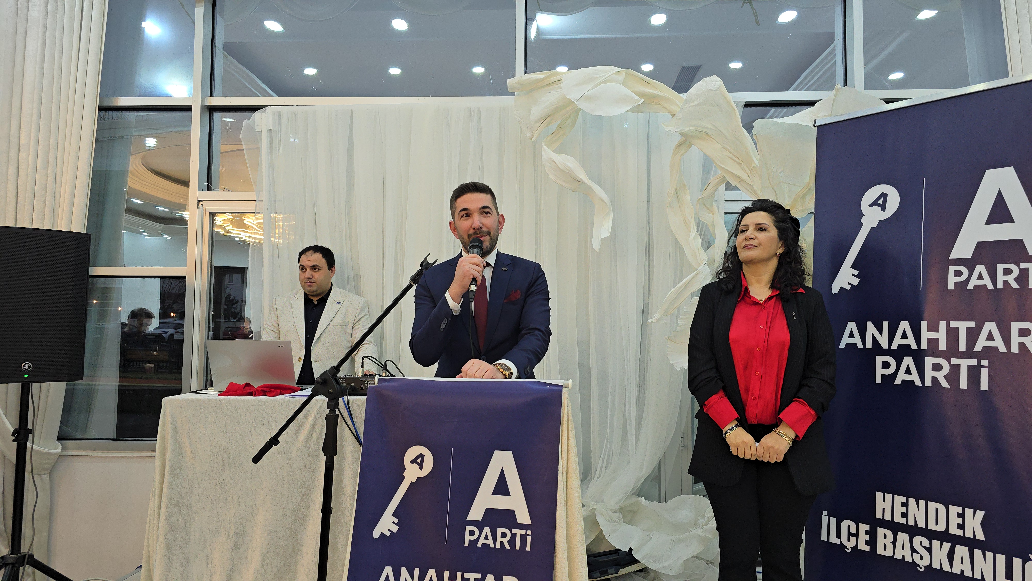 ANAHTAR PARTİ HENDEK’TE GÖVDE GÖSTERİSİ YAPTI