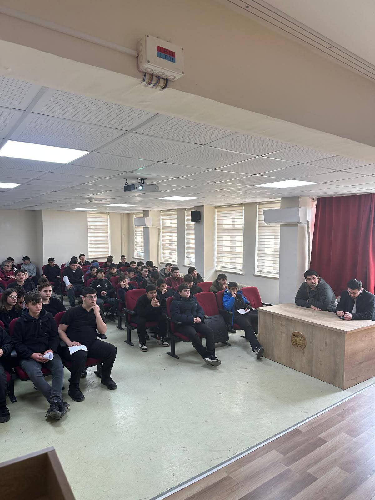 HENDEK’TE GENÇLERE OBEZİTE VE SAĞLIKLI BESLENME EĞİTİMİ VERİLDİ