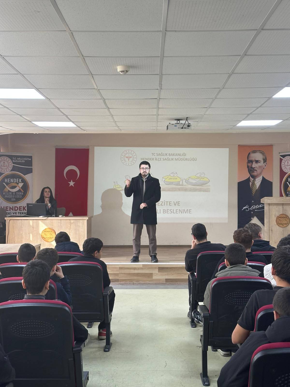 HENDEK’TE GENÇLERE OBEZİTE VE SAĞLIKLI BESLENME EĞİTİMİ VERİLDİ