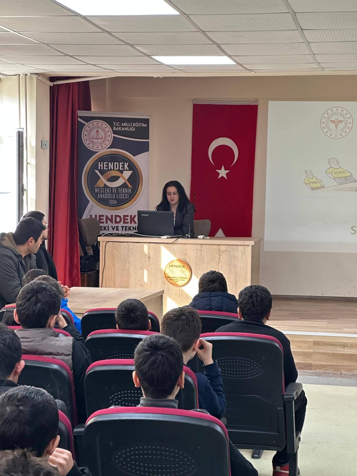 HENDEK’TE GENÇLERE OBEZİTE VE SAĞLIKLI BESLENME EĞİTİMİ VERİLDİ