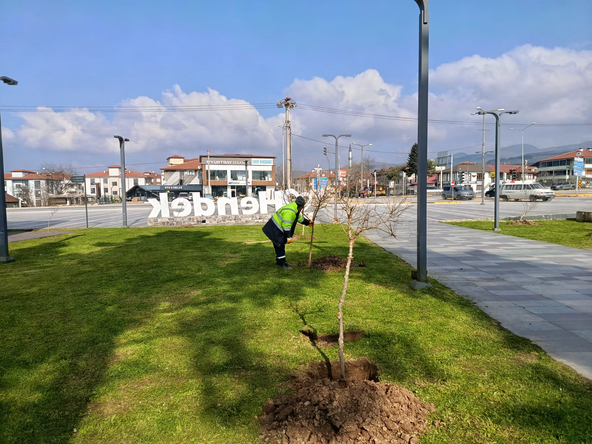 HENDEK’TE YEŞİL ALANLARDA TEMİZLİK VE AĞAÇLANDIRMA SEFERBERLİĞİ