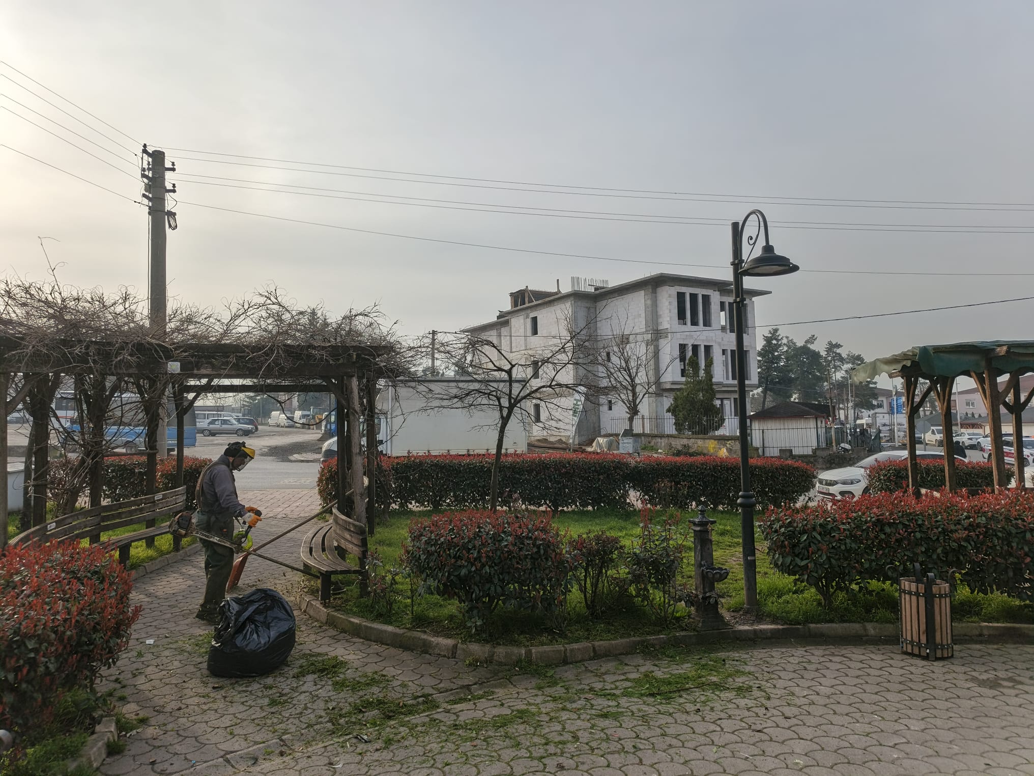 HENDEK’TE YEŞİL ALANLARDA TEMİZLİK VE AĞAÇLANDIRMA SEFERBERLİĞİ