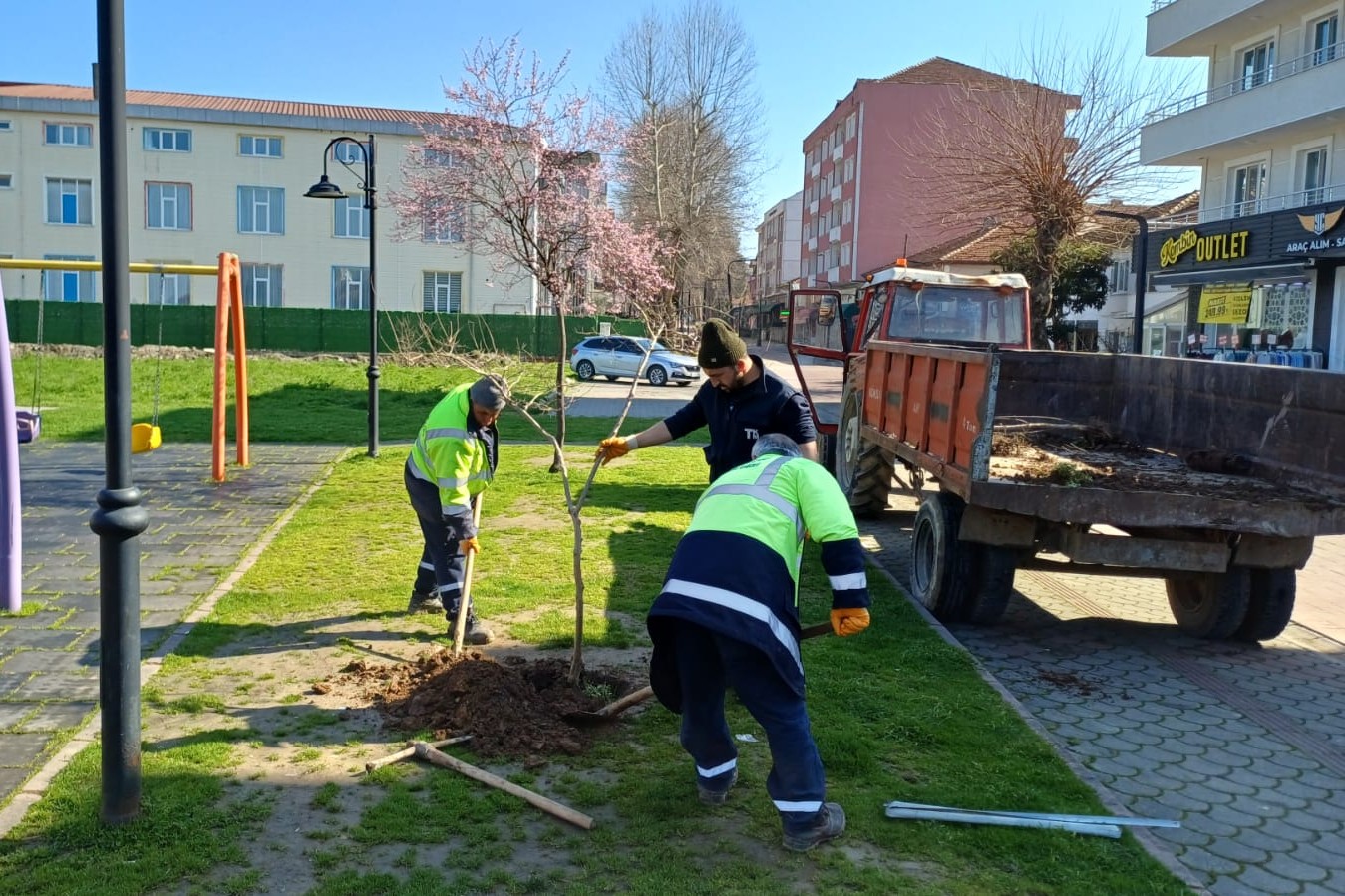 HENDEK’TE YEŞİL ALANLARDA TEMİZLİK VE AĞAÇLANDIRMA SEFERBERLİĞİ