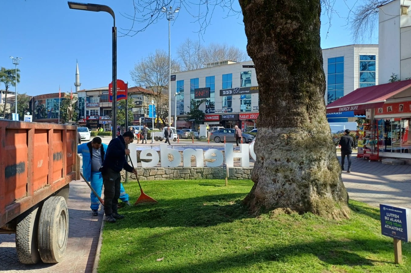HENDEK’TE YEŞİL ALANLARDA TEMİZLİK VE AĞAÇLANDIRMA SEFERBERLİĞİ