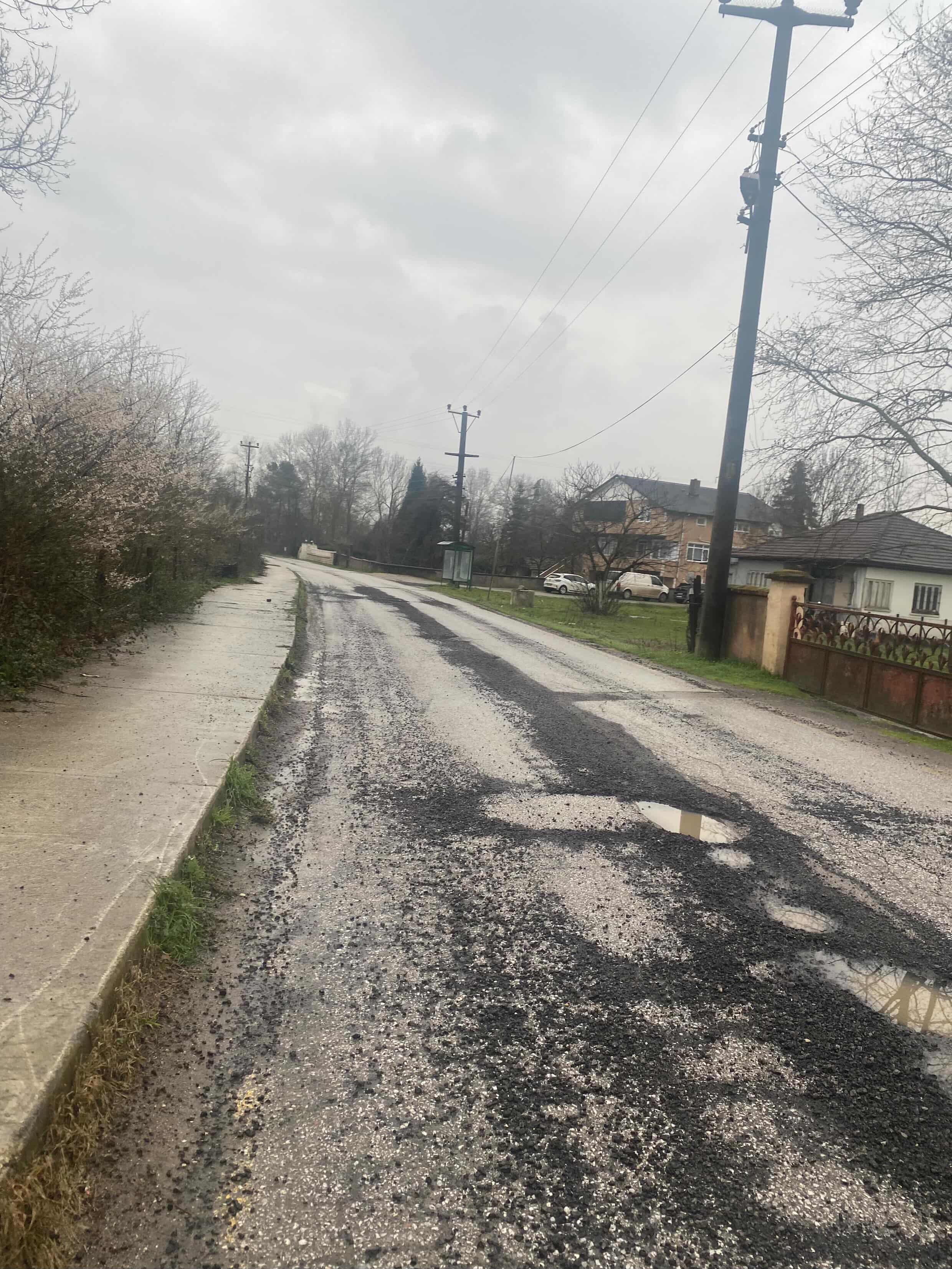 Hendek Uzuncaorman’da Yola dökülen Mıcırlar Tehlike Saçıyor