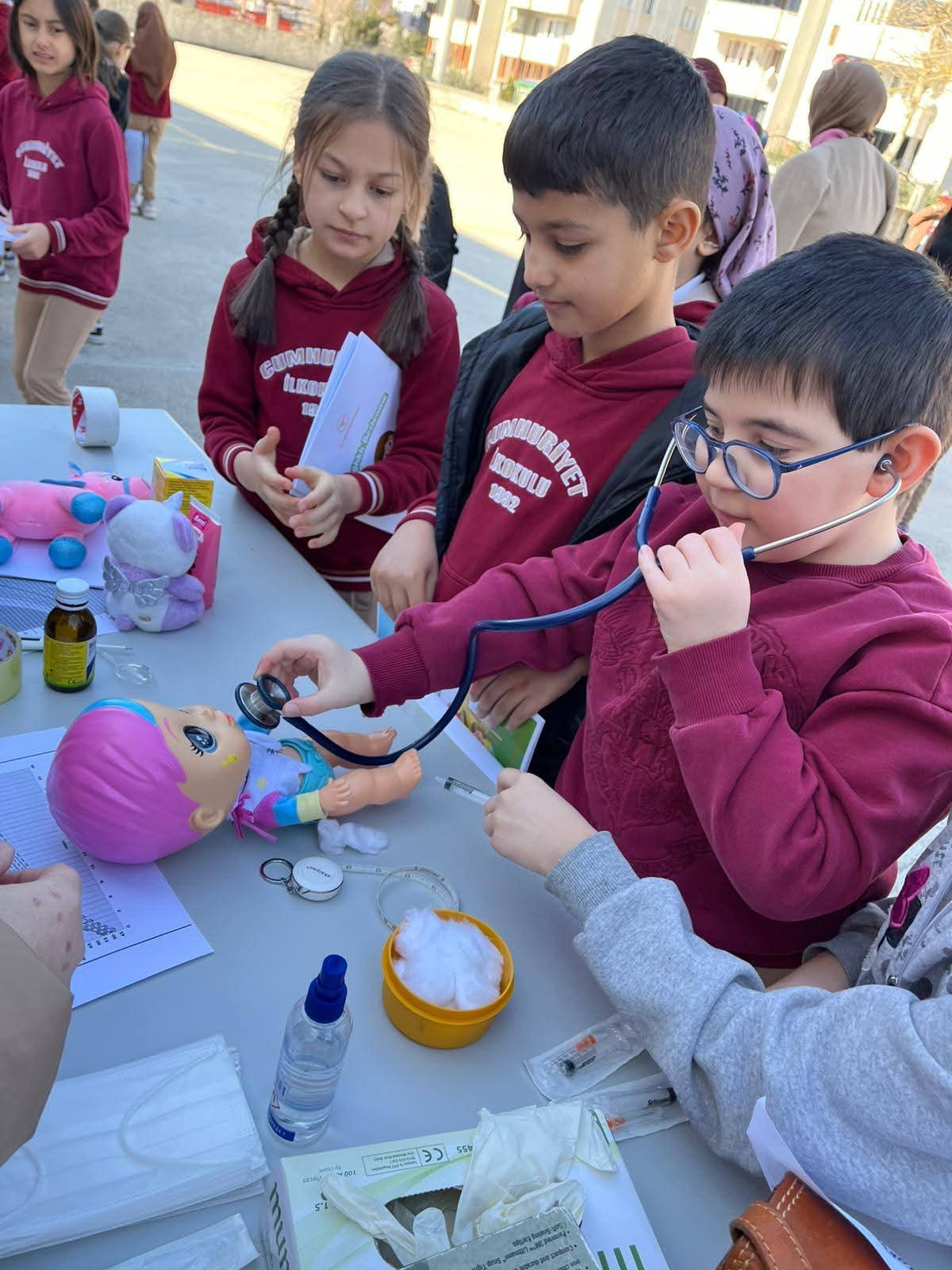 SAĞLIKLI ÇOCUK, SAĞLIKLI GELECEK PROJESİ HENDEK’TE MİNİKLERLE BULUŞTU