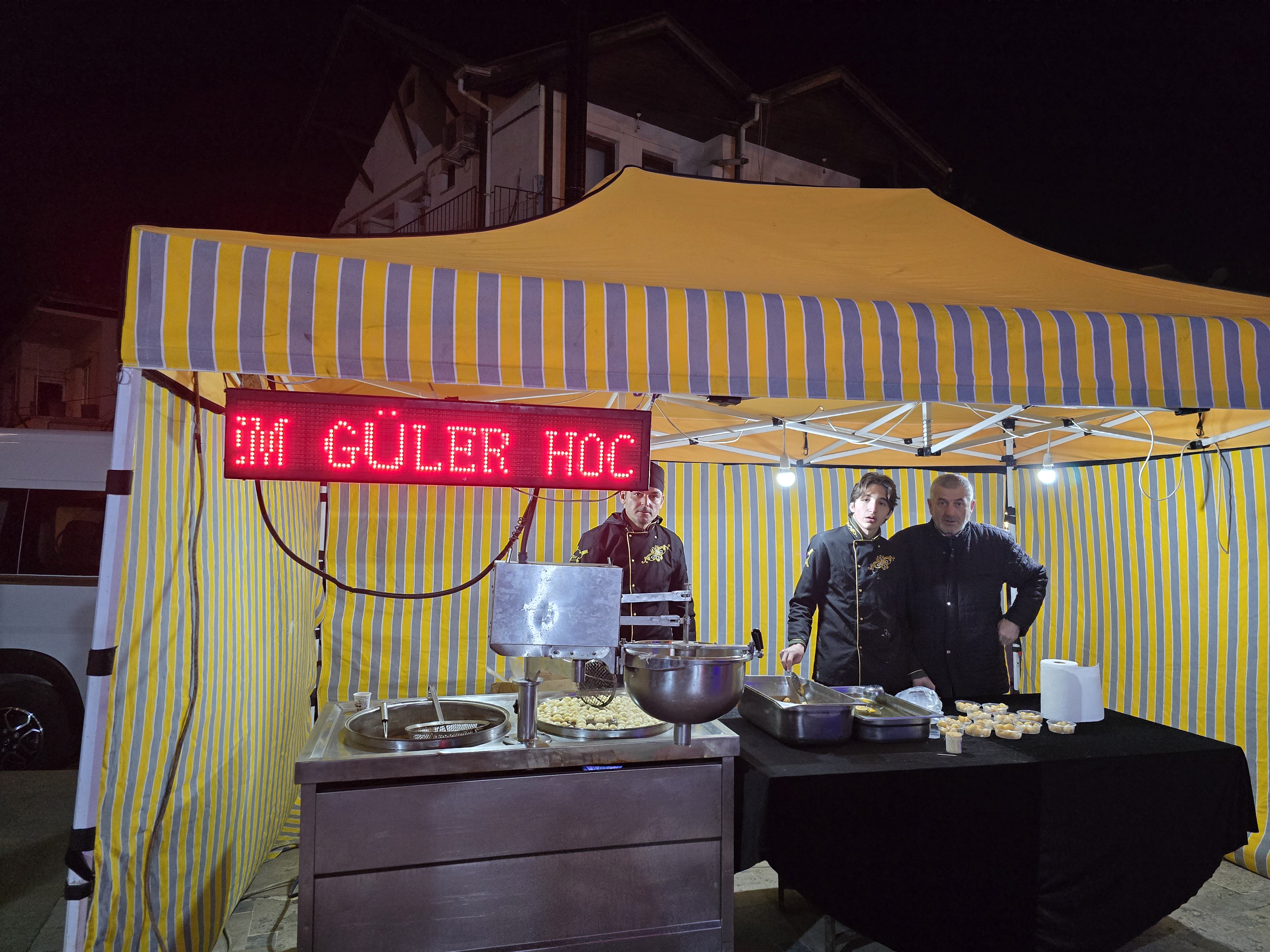 Kadir Gecesi’nde Güler Ailesinden Lokma İkramı