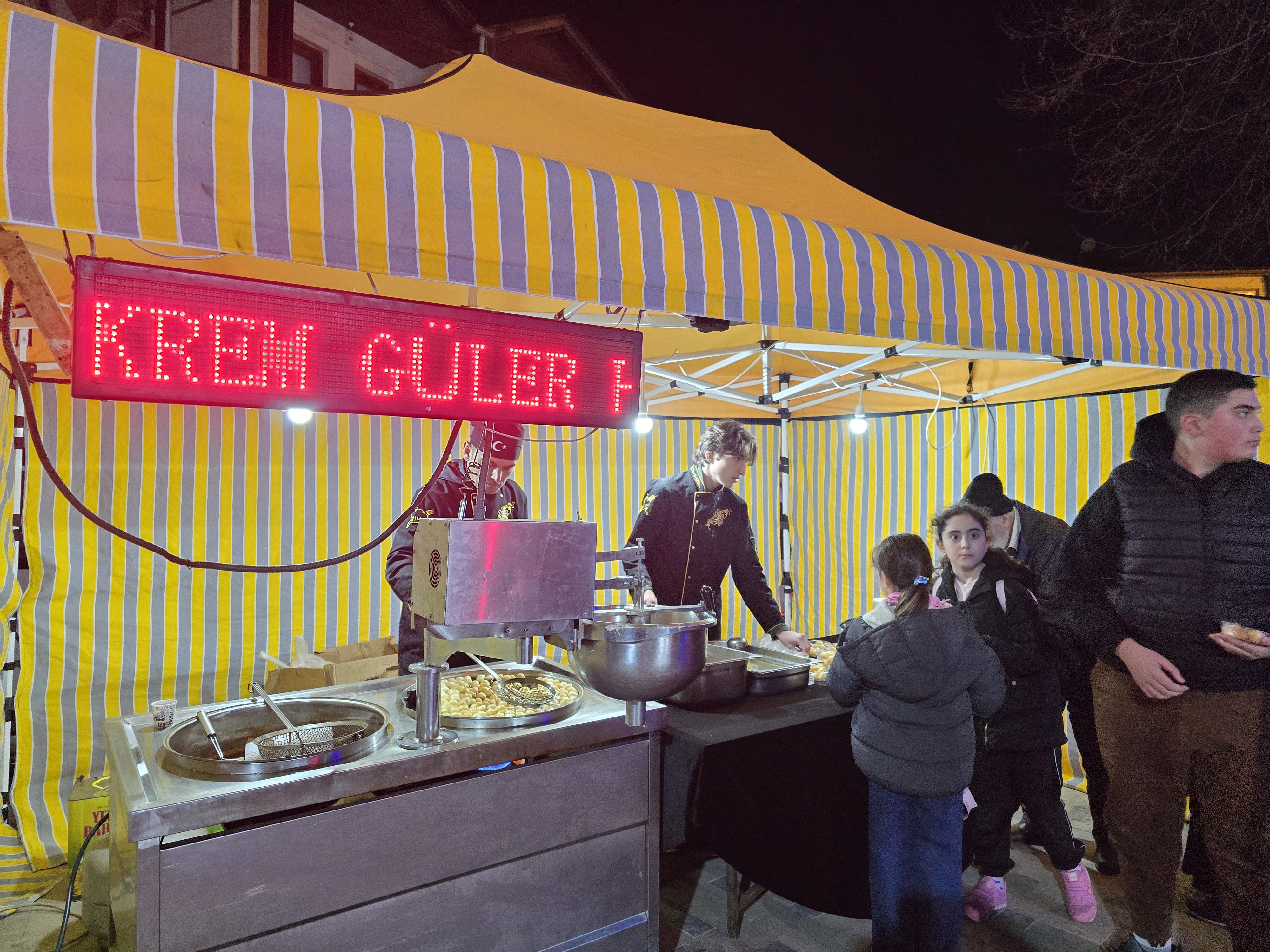 Kadir Gecesi’nde Güler Ailesinden Lokma İkramı