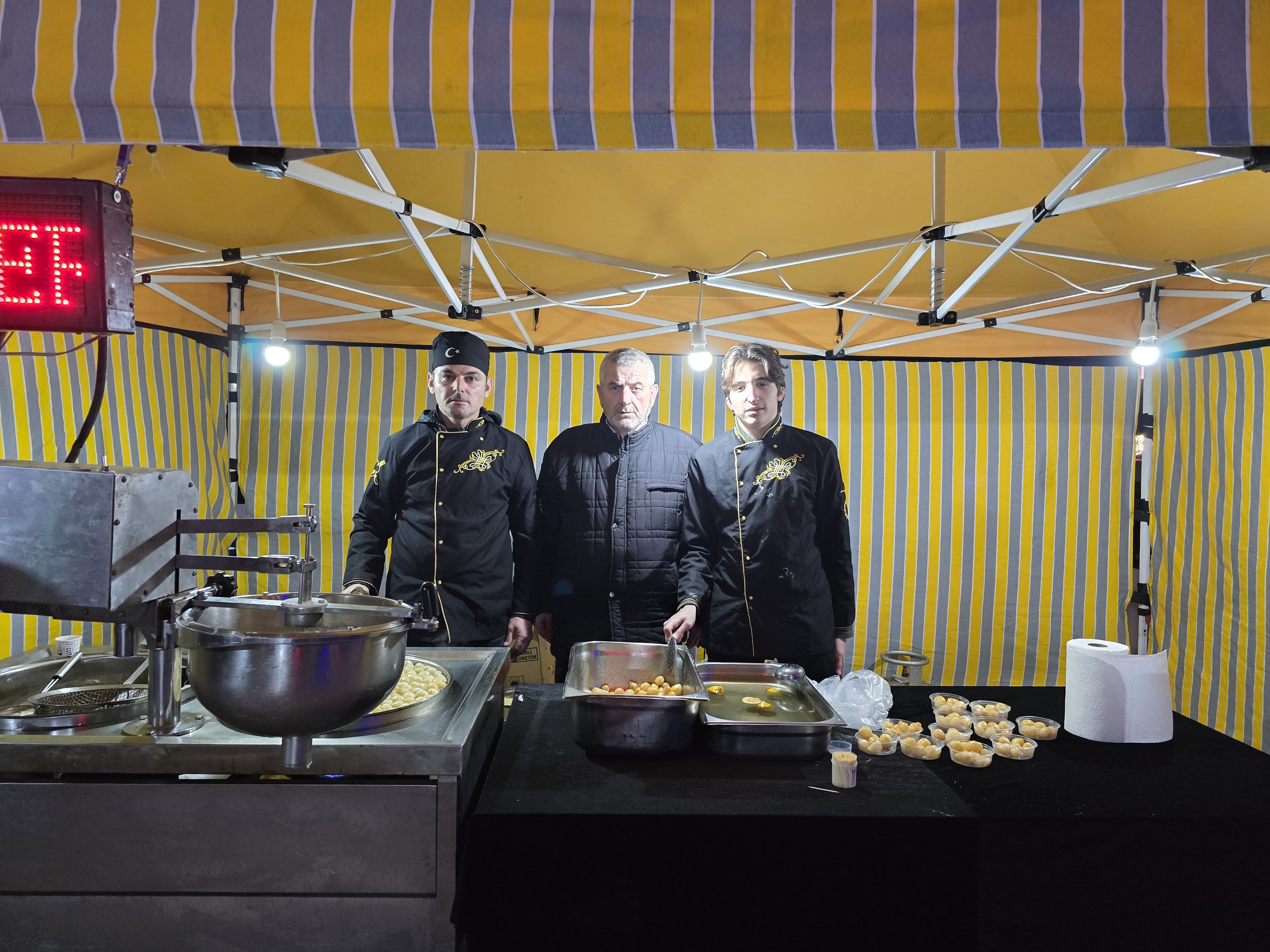 Kadir Gecesi’nde Güler Ailesinden Lokma İkramı