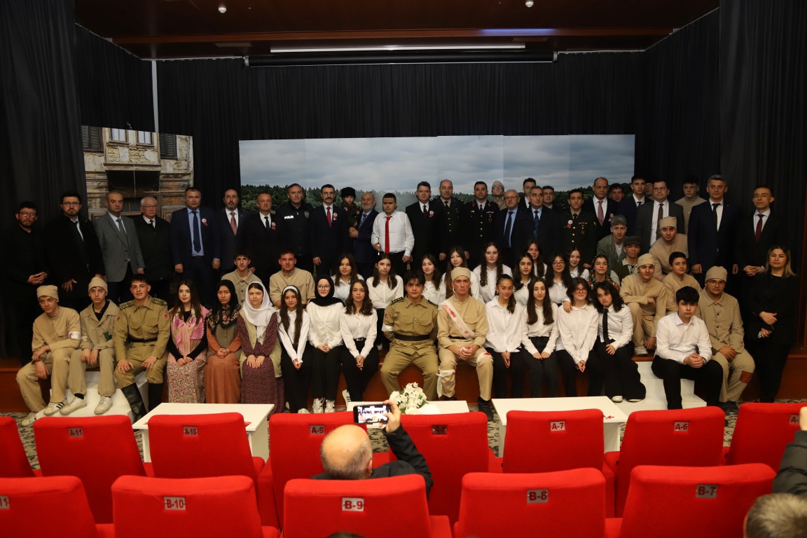 ÇANAKKALE ZAFERİNİN 111. YIL DÖNÜMÜ HENDEK’TE BİR DİZİ PROGRAMLA KUTLANDI