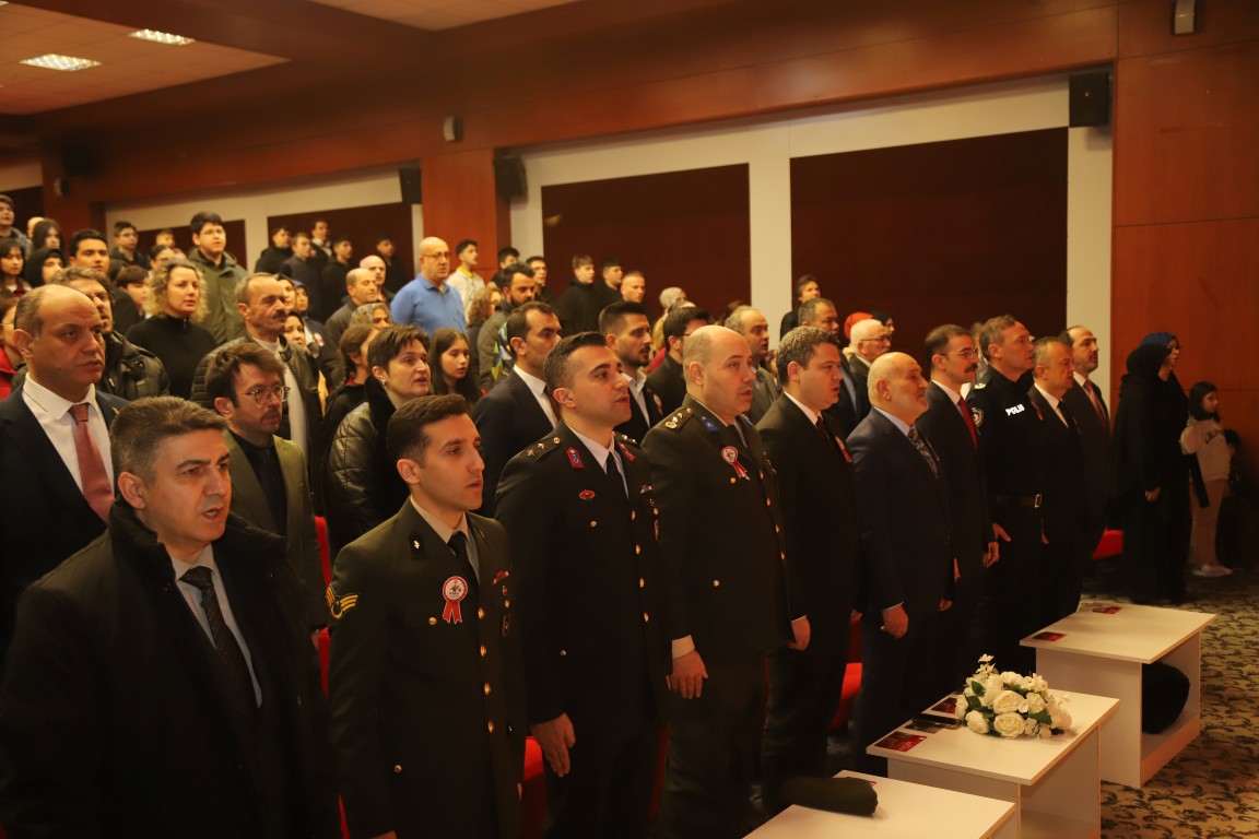 ÇANAKKALE ZAFERİNİN 111. YIL DÖNÜMÜ HENDEK’TE BİR DİZİ PROGRAMLA KUTLANDI
