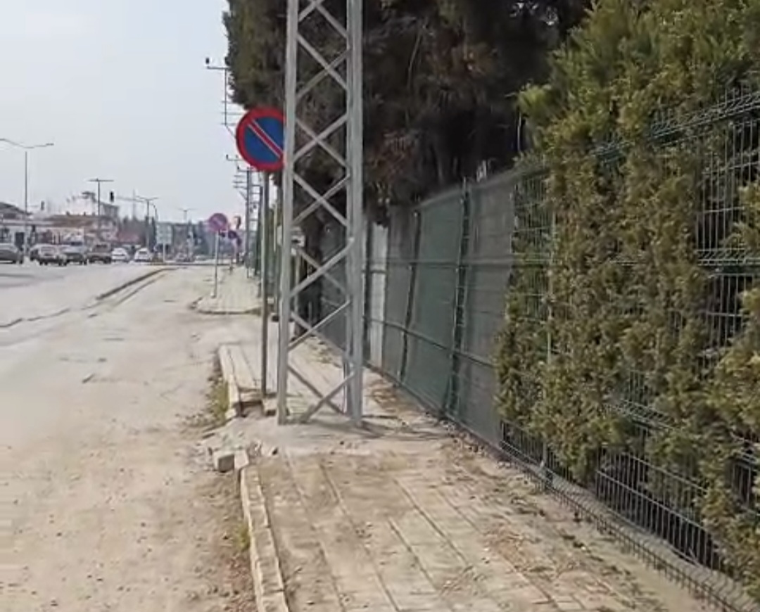 Hendek’te Kaldırım Ortasına Dikilen Elektrik Direklerine Tepki