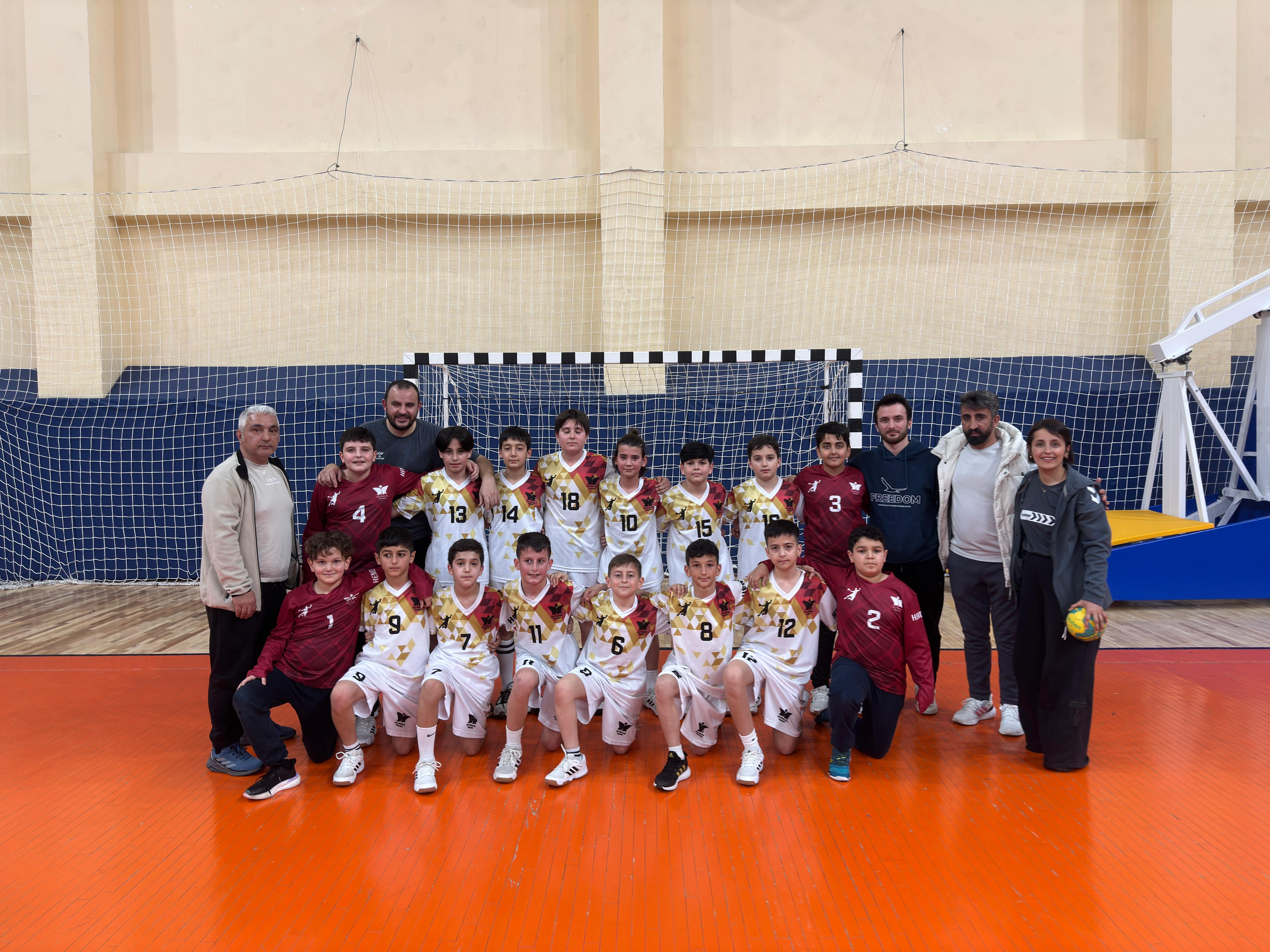 Hendek Şehit Mahmutbey Ortaokulu Galibiyetle Başladı