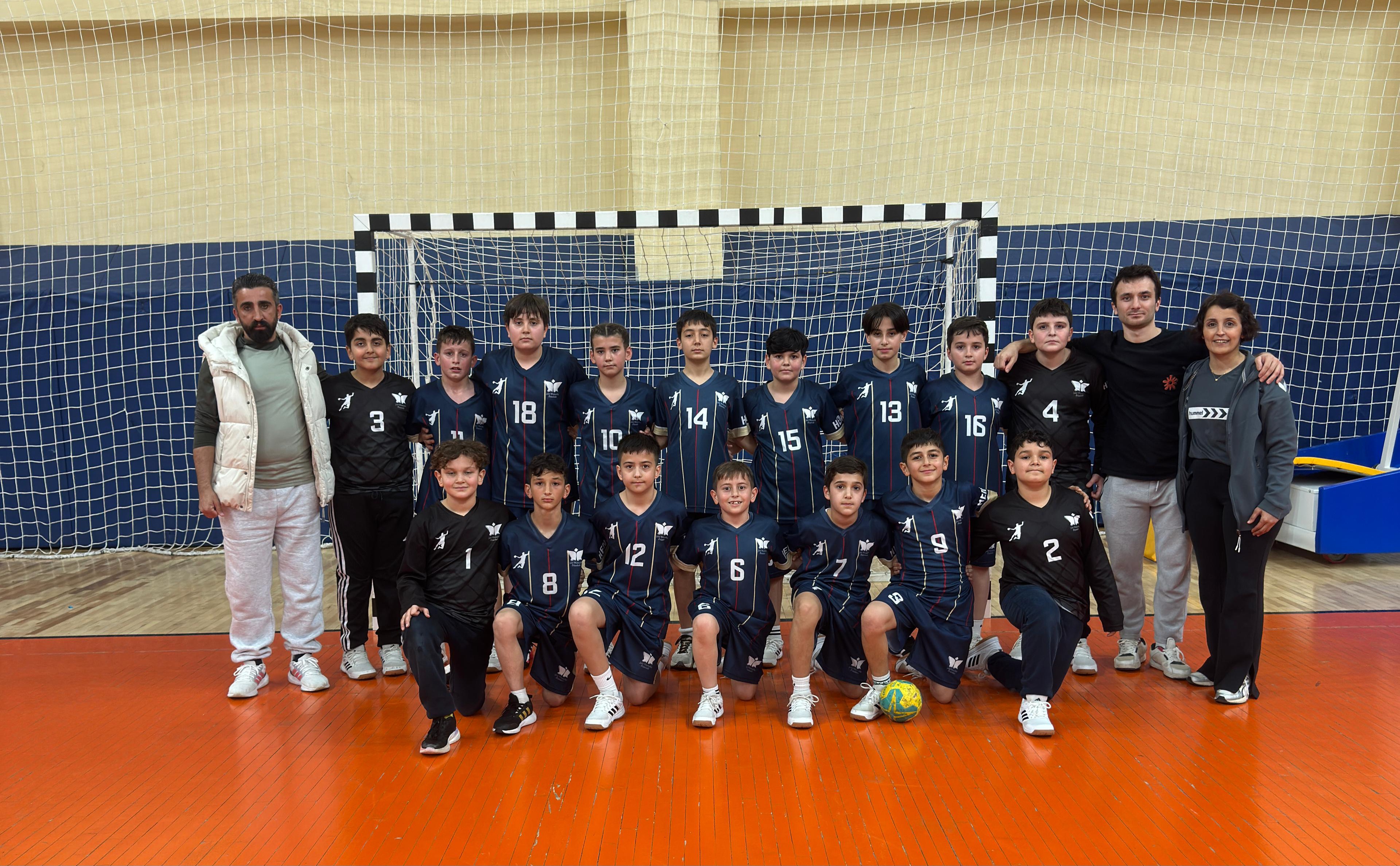 Hendek Şehit Mahmutbey Ortaokulu durdurulamıyor