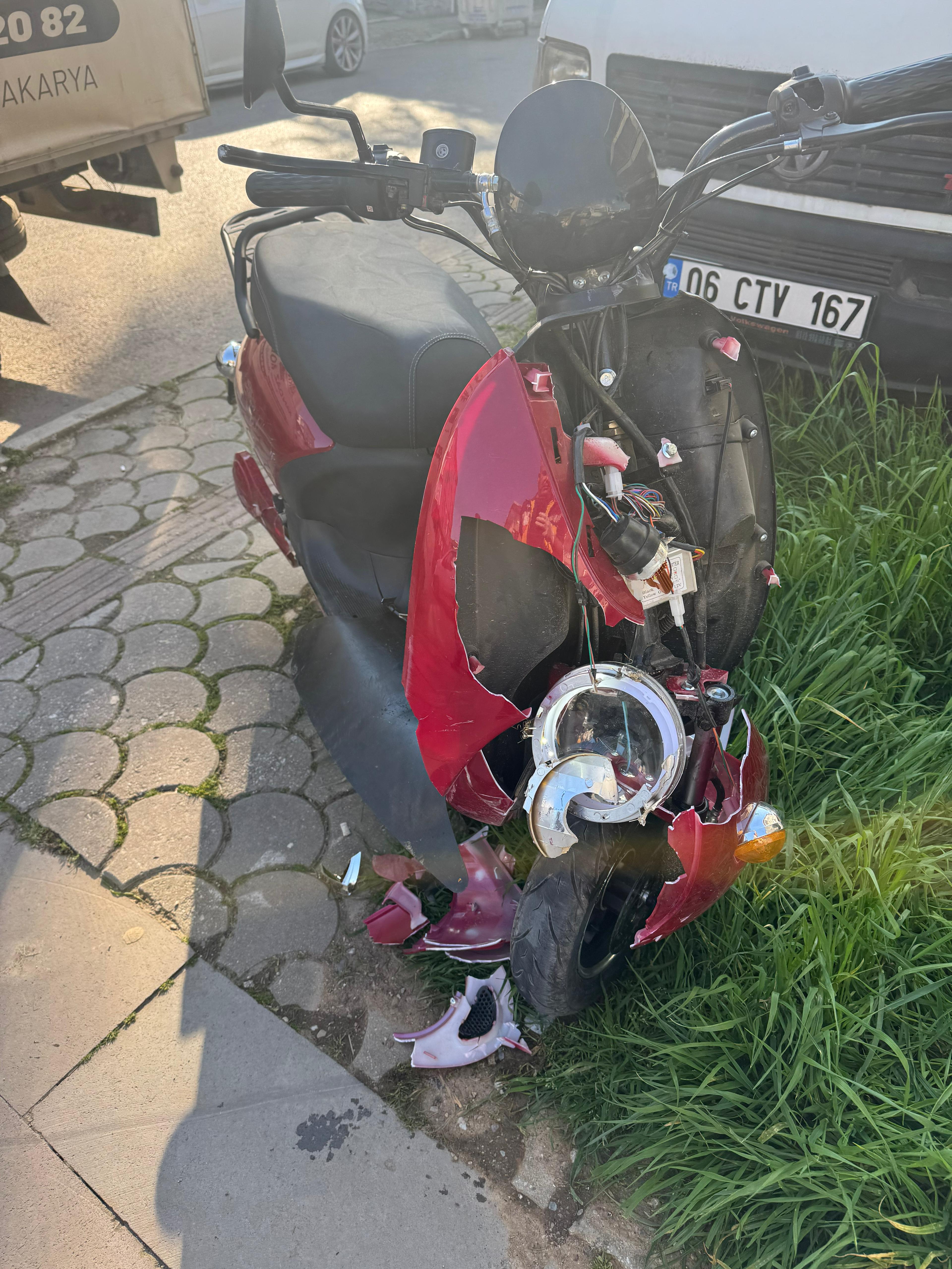 Hendek’te Motosiklet Sürücüsü Yaralandı