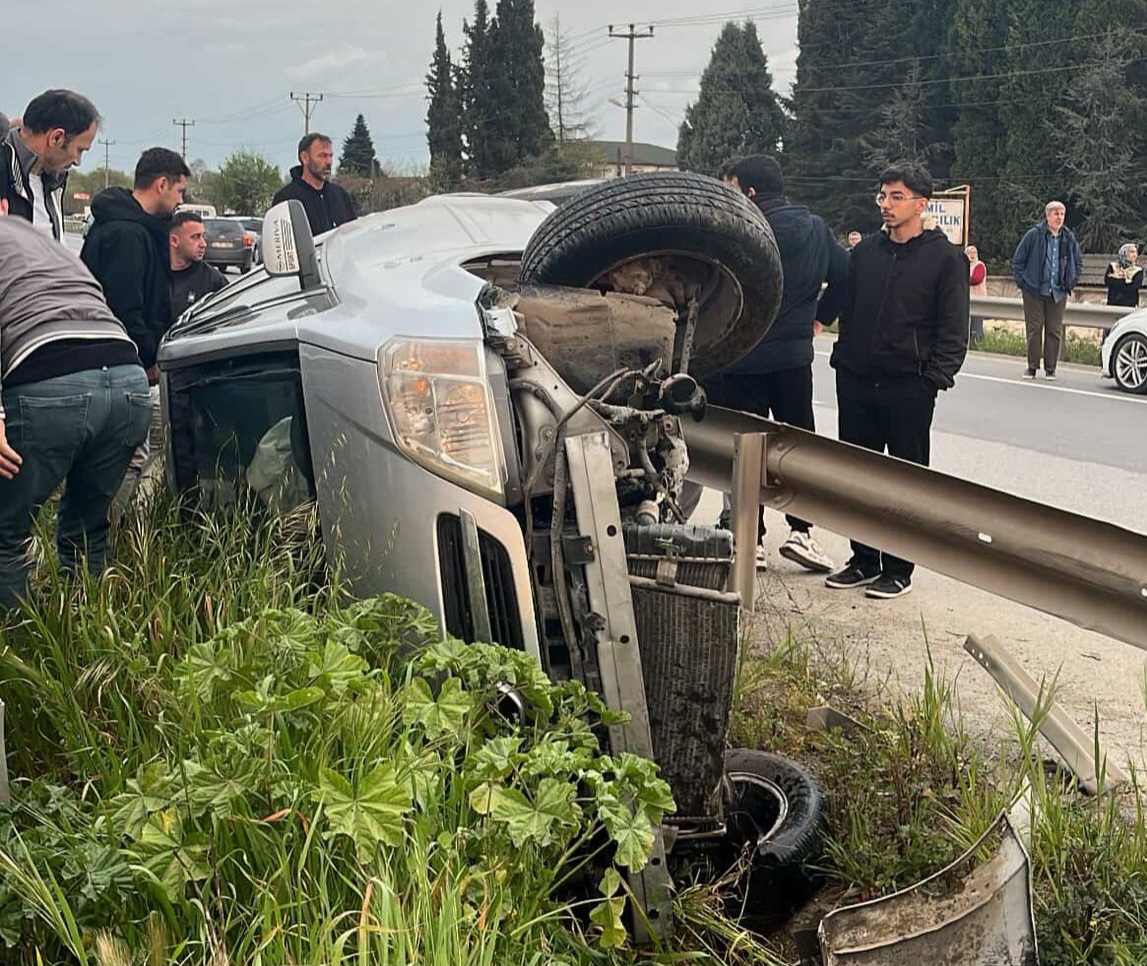 BARİYERE ÇARPIP DEVRİLDİ