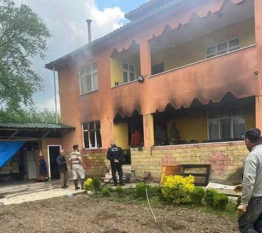 Hendek'te iki katlı binanın zemin katında yangın çıktı