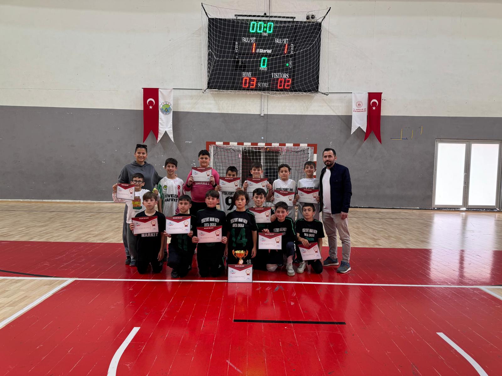 Küçük Erkekler Futsalda Yeşilyurt Ortaokulu şampiyon