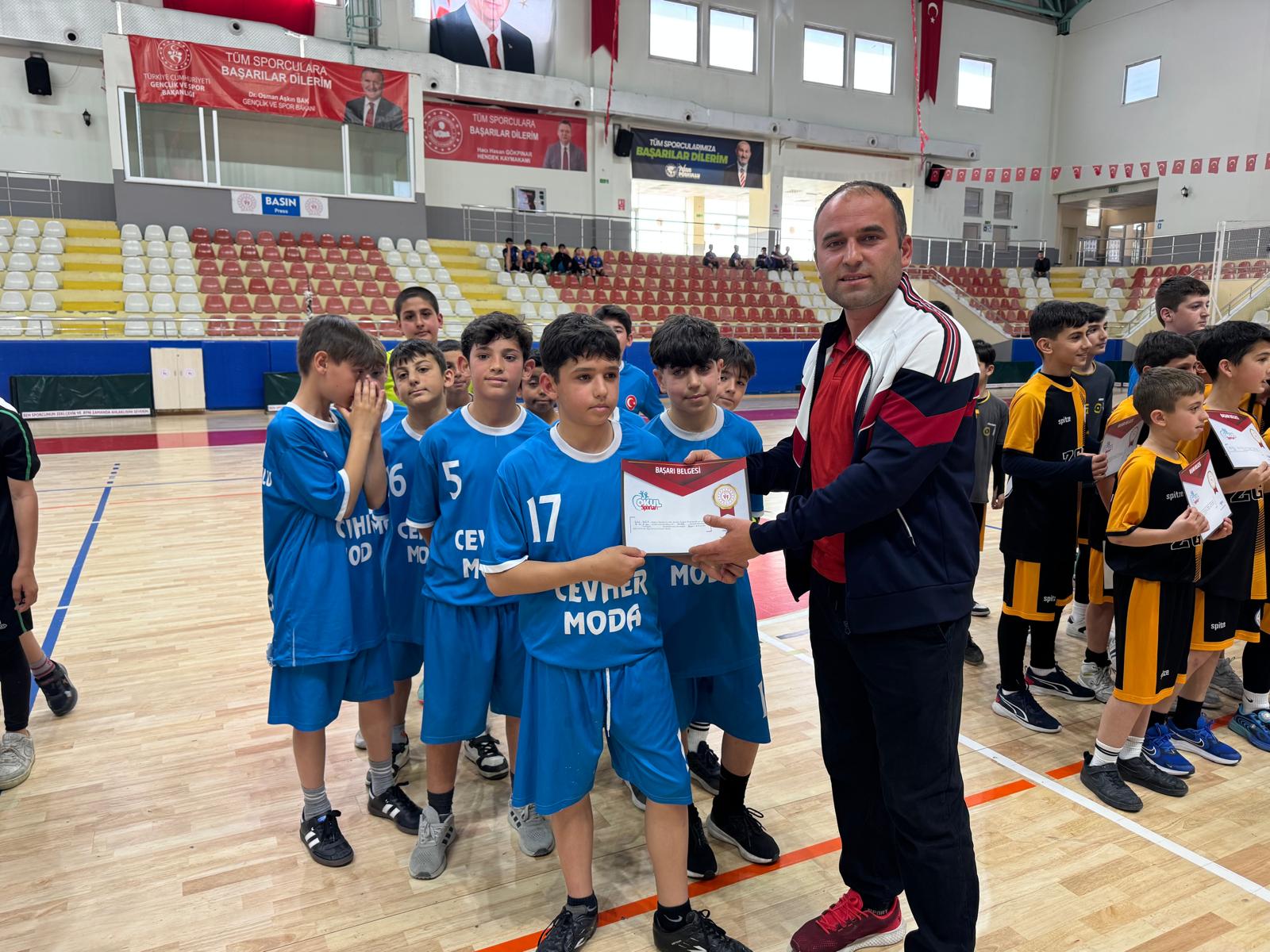 Küçük Erkekler Futsalda Yeşilyurt Ortaokulu şampiyon