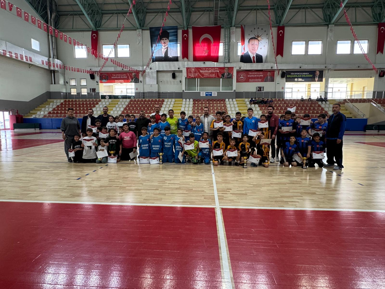 Küçük Erkekler Futsalda Yeşilyurt Ortaokulu şampiyon
