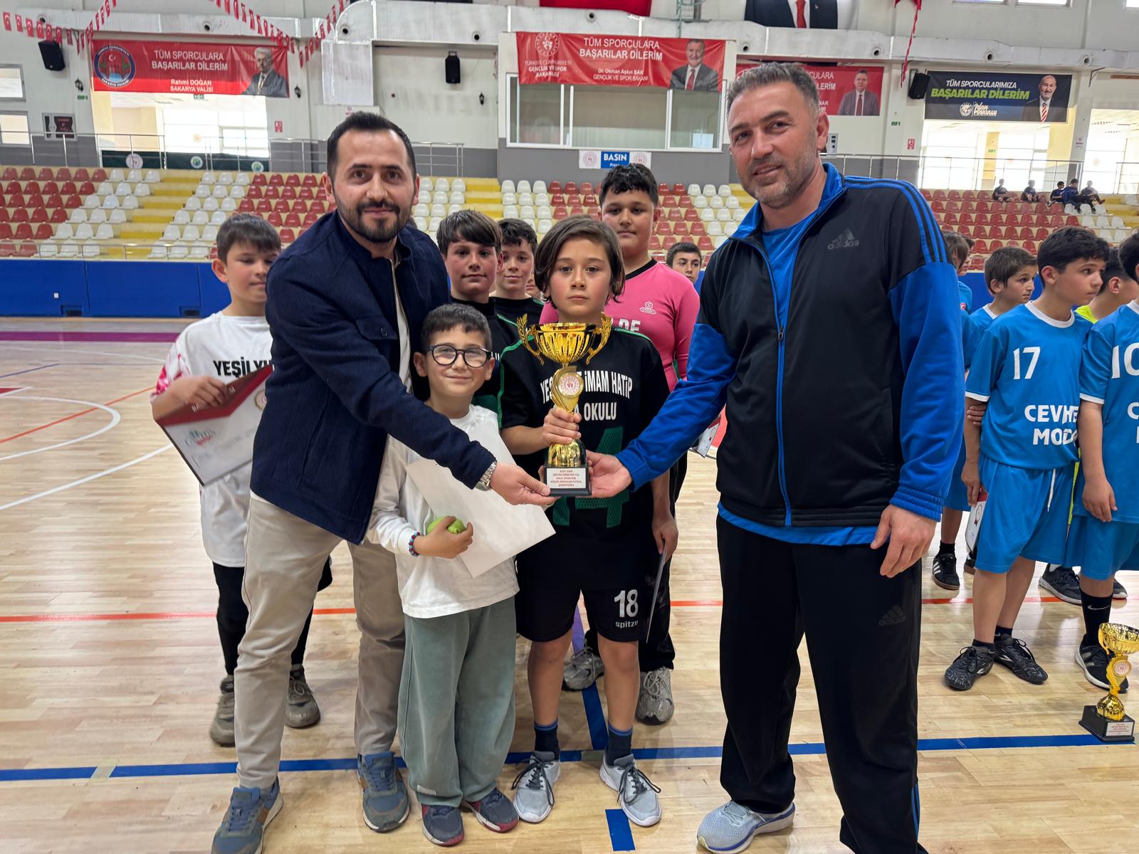 Küçük Erkekler Futsalda Yeşilyurt Ortaokulu şampiyon