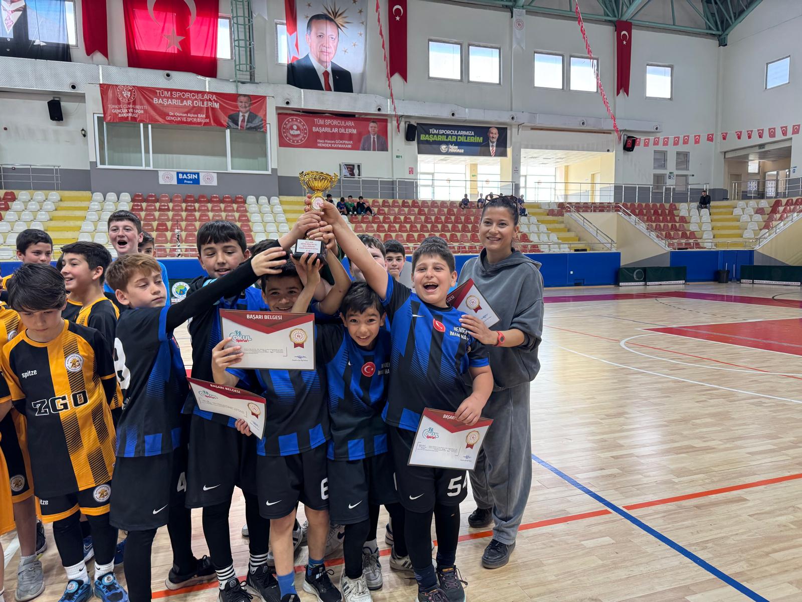 Küçük Erkekler Futsalda Yeşilyurt Ortaokulu şampiyon