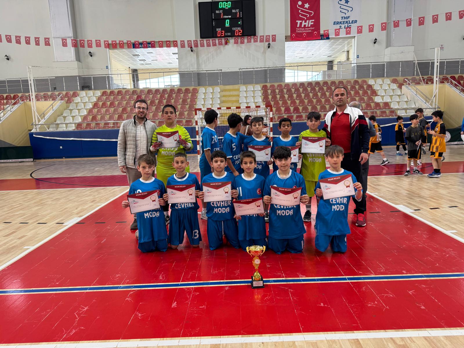 Küçük Erkekler Futsalda Yeşilyurt Ortaokulu şampiyon