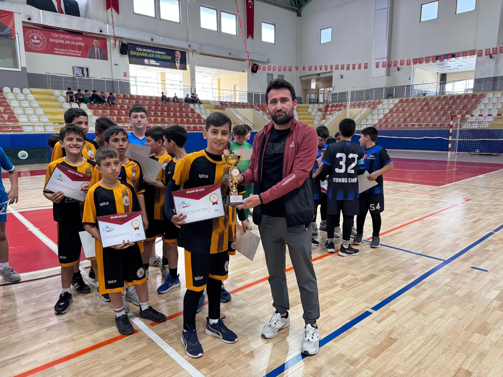 Küçük Erkekler Futsalda Yeşilyurt Ortaokulu şampiyon