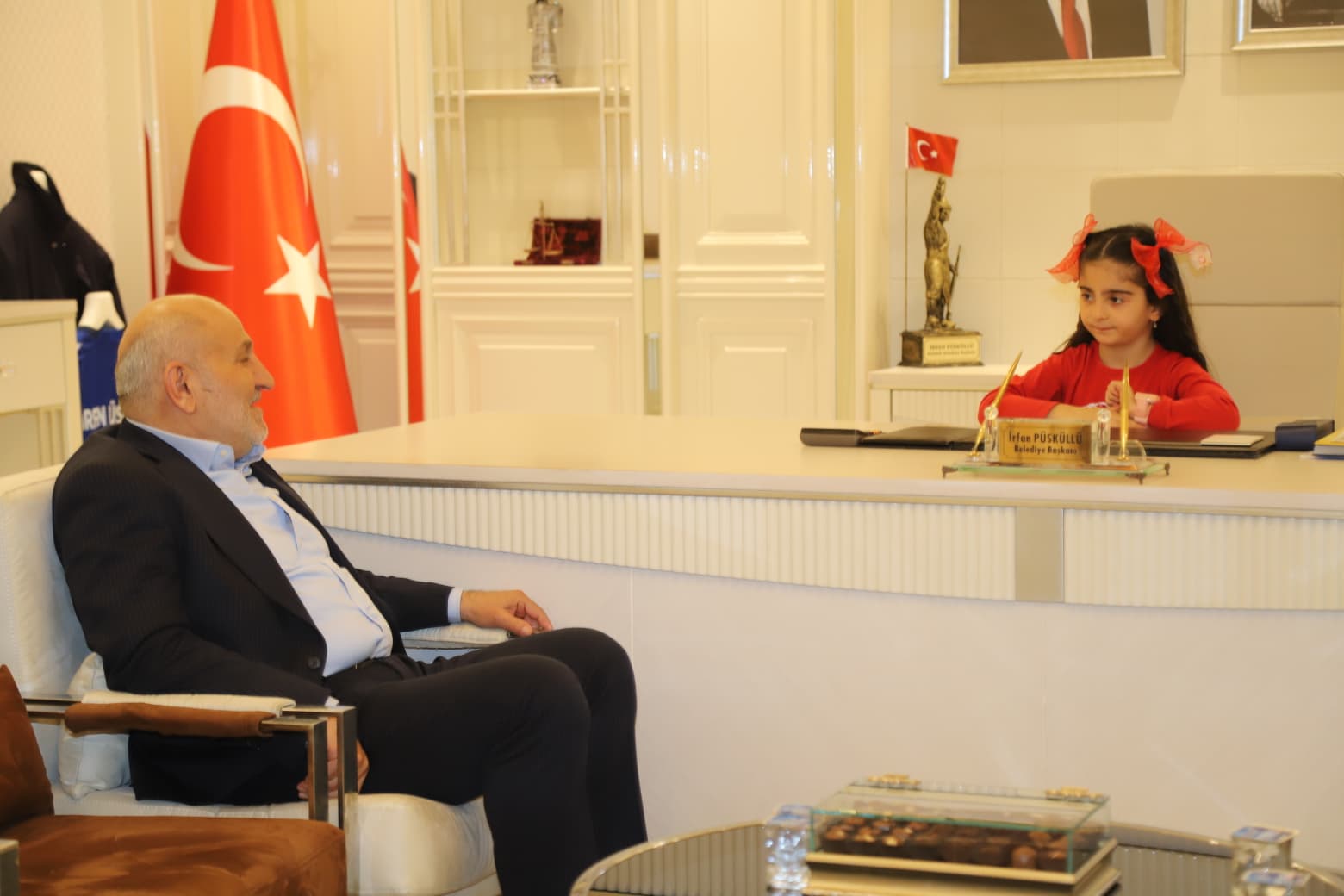 23 NİSAN'DA BAŞKANLIK KOLTUĞU MİNİK ÖĞRENCİLERE EMANET