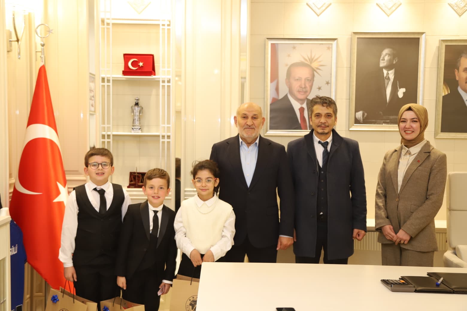 23 NİSAN'DA BAŞKANLIK KOLTUĞU MİNİK ÖĞRENCİLERE EMANET