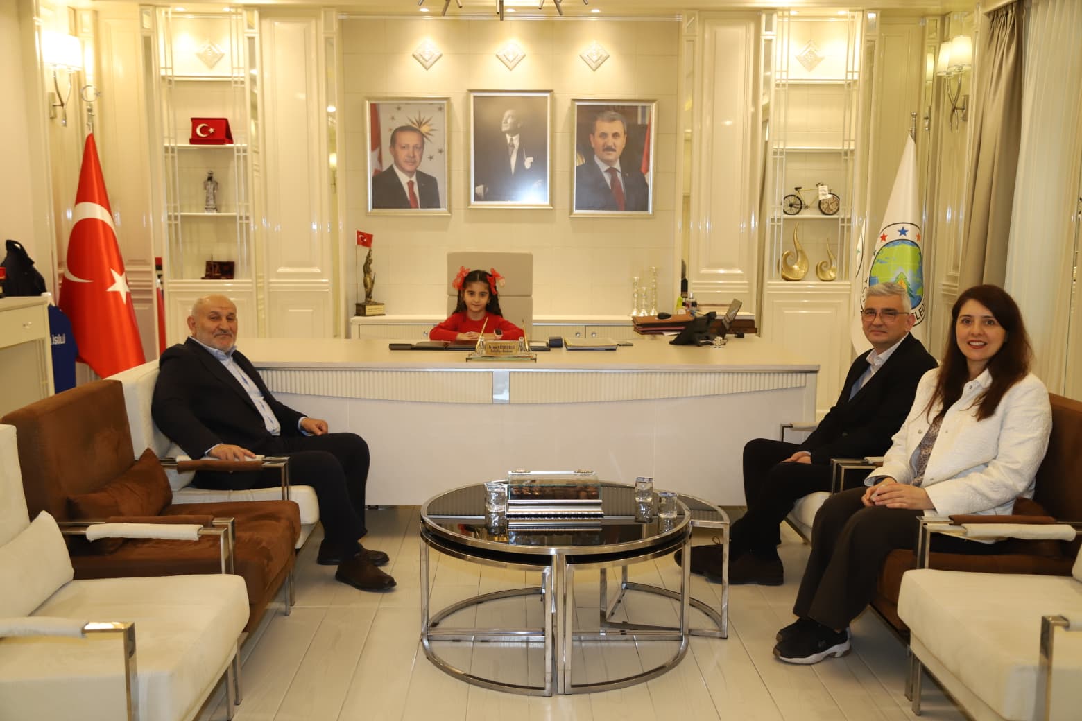 23 NİSAN'DA BAŞKANLIK KOLTUĞU MİNİK ÖĞRENCİLERE EMANET